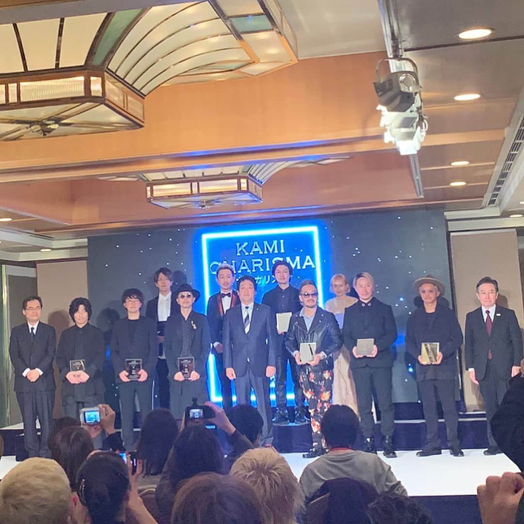 野口和弘のインスタグラム：「「KAMI CHARISMA東京2020アワード」の授賞式でした☺︎ . 僕はカット部門でノミネートされカミカリスマ100人の中に入ることができました！！ありがたい限りです！！ 日本の美容を世界に発信できる存在になれるようこれからも精進していきたいと思います。 . #カミカリスマ #cieca. #麻生太郎副総理」