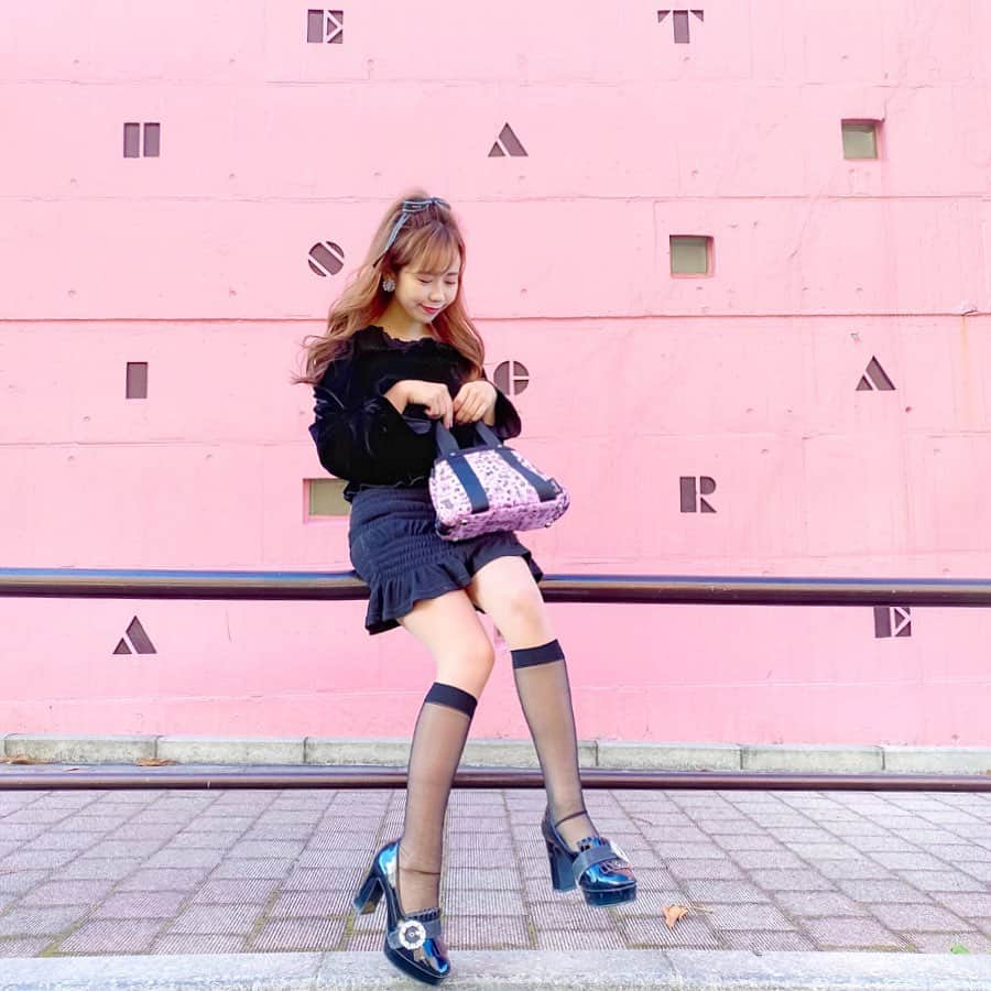 tomomi ❤︎ よしはしともみ ❤︎さんのインスタグラム写真 - (tomomi ❤︎ よしはしともみ ❤︎Instagram)「. . 近くまで行ったから アテネフランセに久しぶりに💒🎶 何度行ってもここの壁はかわいい🍫 . この日のコーデの主役は @lesportsacjapan のBarbieコラボバッグ👱🏻‍♀️👜💕 アテネフランセの壁とぴったり！と思って ウキウキるんるんで初おろし🎼💗 . 11/27に発売で速攻GETしたの🍒 すーぱーきゅーと💞 . #lesportsac #lespo #ootd #barbie #barbiegirl #barberstyle #photogenic #lillilly #enpunto #honeymihoney #レスポートサック #レスポ #レスポートサックコラボ #バービー #バービーコラボ #バービーグッズ #アテネフランセ #アテネフランセの壁 #ピンクの壁 #フォトジェニック #コーデ #バービーコーデ #水道橋 #フォトジェニックスポット #リルリリー #ハニーミーハニー」12月3日 20時38分 - tomomi_yoshihashi