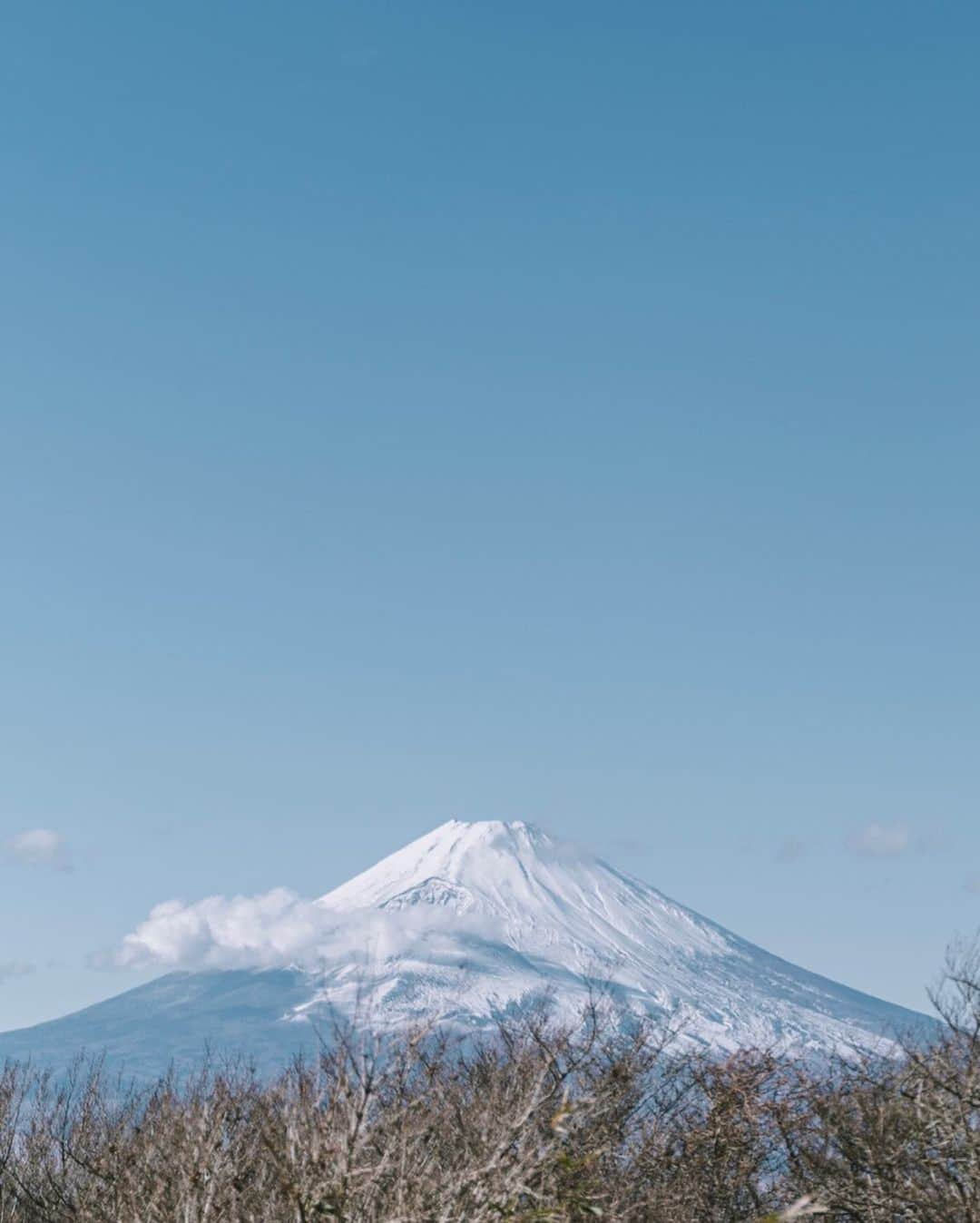 市川渚さんのインスタグラム写真 - (市川渚Instagram)「Mt.Fuji 🏔 and the strange cloud☁️﻿ ﻿ ﻿ ﻿ この間、芦ノ湖のあたりに行った時見かけた不思議な雲と富士山（左にスワイプしてちょ）。﻿ ﻿ 富士山の山頂を通り過ぎた上昇気流がロール状に回転してできる雲で、つるし雲と呼ばれるらしい。普段は数分から数秒で消えてしまうらしいけれど、この日は形を変えながらこの位置にしばらく存在してた。﻿ ﻿ 風は強かったけれど、お天気が良くて最高の1日であった。﻿ ﻿ ﻿ #富士山 #mtfuji #mtfujijapan #mtfuji🗻 #landscape #landscapephotography #beautifullandscape #Japanese_landscape #japanlandscape #landscapephotograpy #best_moments_landscape ﻿#strangecloud #変な雲 #雲 #cloudscape #sonya #sonya7iii #tamron2875 #tamrona036」12月3日 20時34分 - nagiko