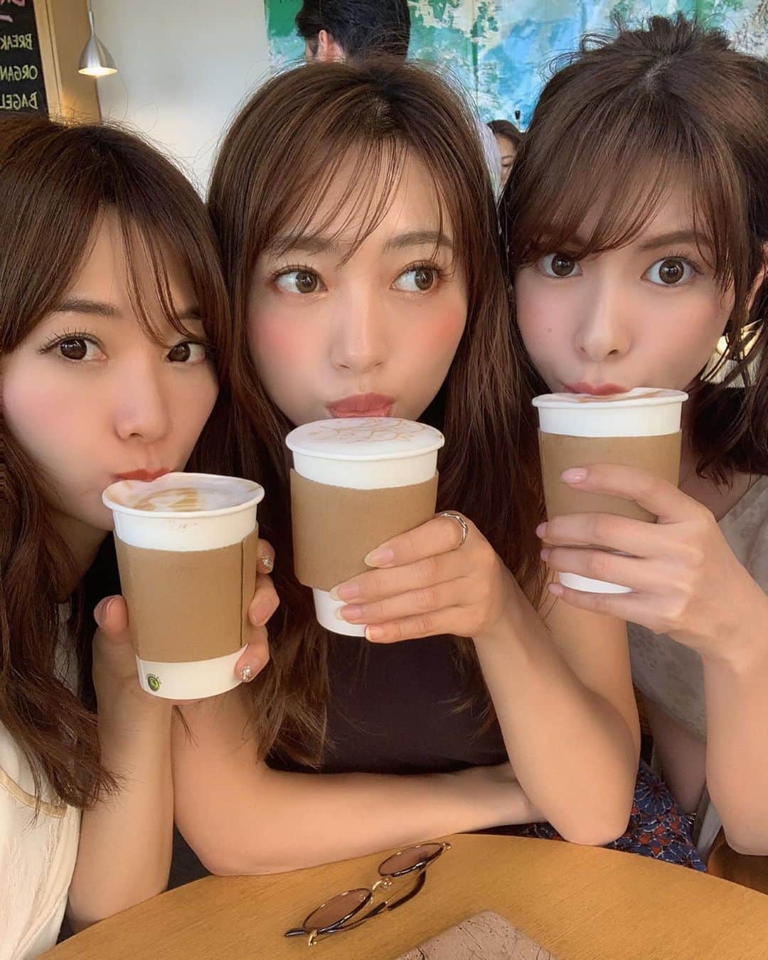 Yuika Matsuさんのインスタグラム写真 - (Yuika MatsuInstagram)「. . ダウンタウンでカフェタイム☕︎ @localjoehi  ではカフェラテに 自分の好きな写真をプリントアウトできるの❤︎ . . 店員さんにエアドロップで 描いて欲しい写真やイラストを送ったら それがそのままラテアートに✨ . . 2枚目が実物だよ~☕︎ こんな機会無いから自分の写真にしちゃった笑 . . . . . . one-piece @amerivintage #amerivintage #アメリ　 #ラテアート#cafe #localjoehi #downtown#ダウンタウン #ハワイアンシアター#downtownhawaii  #プリンスワイキキ#プリンススタイル#princewaikiki #princestyle #veinatkakaako #Hawaii#ハワイ#オアフ島  #ハワイ旅行 #hawaiilife」12月3日 20時34分 - yuika00802