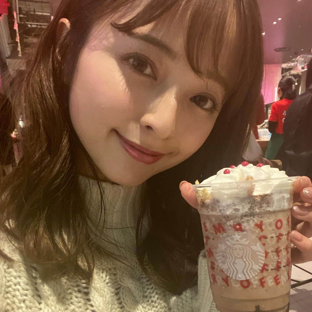黒口那津のインスタグラム：「スタバの新作🥤 サンタブーツチョコレートフラペチーノのんだよ💓 ストローがクッキーだから食べれるよ〜チョコとポテトチップの組み合わせが大好き😘 #starbucks  #merrycoffee #サンタブーツチョコレートフラペチーノ #ブーツでフラペチーノ」