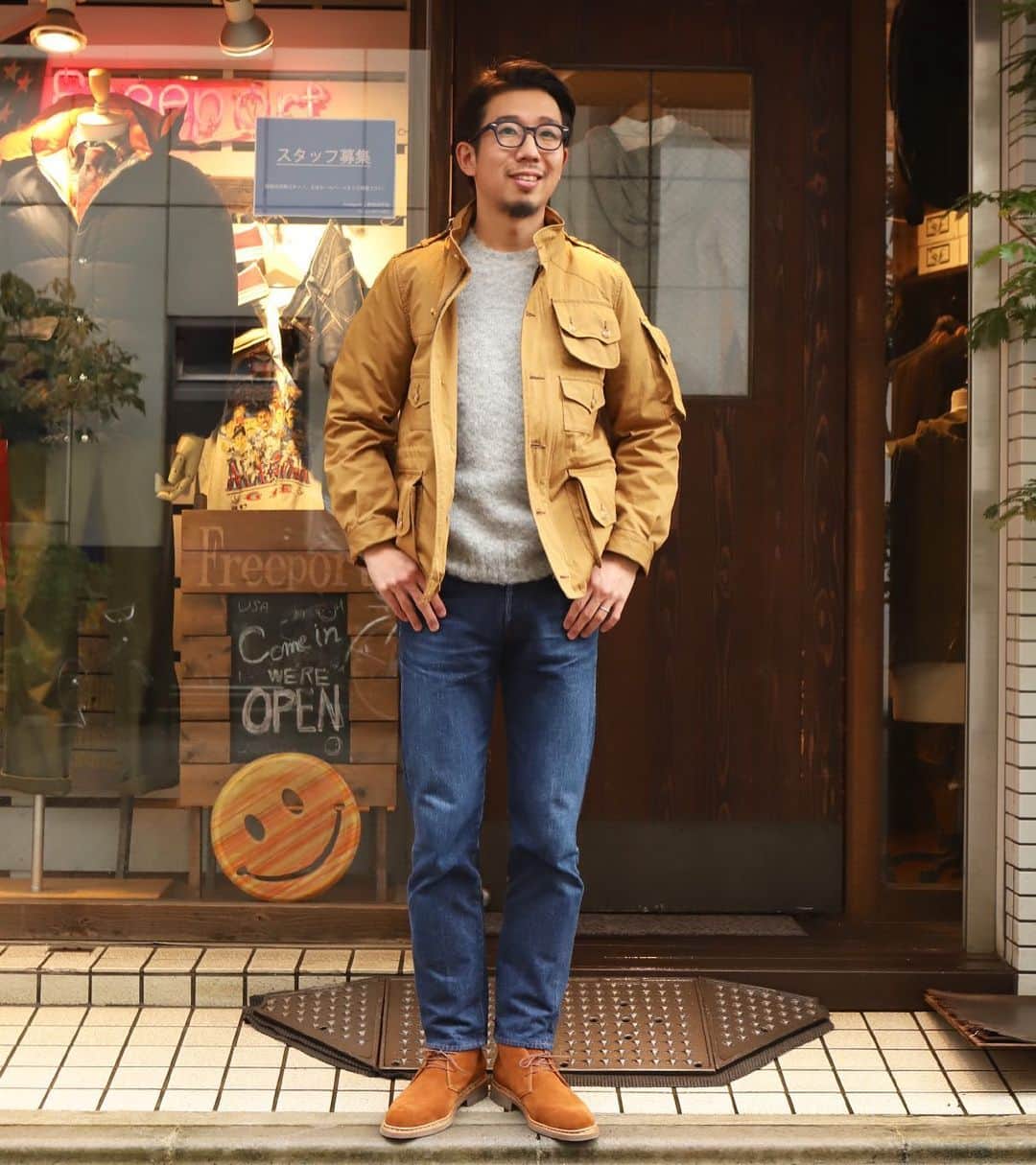 のインスタグラム：「本日のSTYLE  まだ、ダウンの登場は早いかな・・・とお考えであれば 防風性能を備えたアウターにセーターが今時期は良いですかねぇ SOUTIENCOLから春も着用可能な良いアウターが届いていますよ。  #jacket#wills&geiger#safarijacket#soutiencol #sweater#jamescharlotte #denim#workersjapan #shoes#paraboot #ivystyle#trad#surf #Freeportueno#tokyo#上野セレクトショップ」