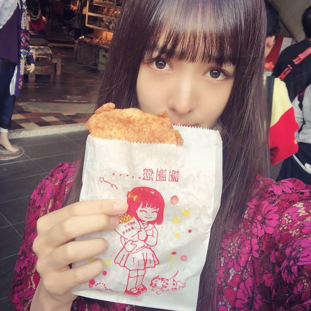 道江幸子さんのインスタグラム写真 - (道江幸子Instagram)「#西門町 ﻿ 屋台で買ったチキン🍗写真だと分かりにくいけど、めっちゃ大きかった！顔ぐらい！﻿ ﻿ ﻿ ﻿ ﻿ ﻿ ﻿ #instataiwan #instataipei #電影街 #チキン #台湾 #台北 #台湾大好き #台湾ごはん #台湾🇹🇼 #台湾美食 #台湾﻿ #oneasia #taiwan #taipei #selfie #セルフィー #自撮り #鸡肉 #台湾グルメ #台湾好き #japanesegirl #model #美脚 #美脚トレーニング #海外 #海外ファッション #食べ歩き #台北市 #taiwanfood」12月3日 12時02分 - sachiko_michie