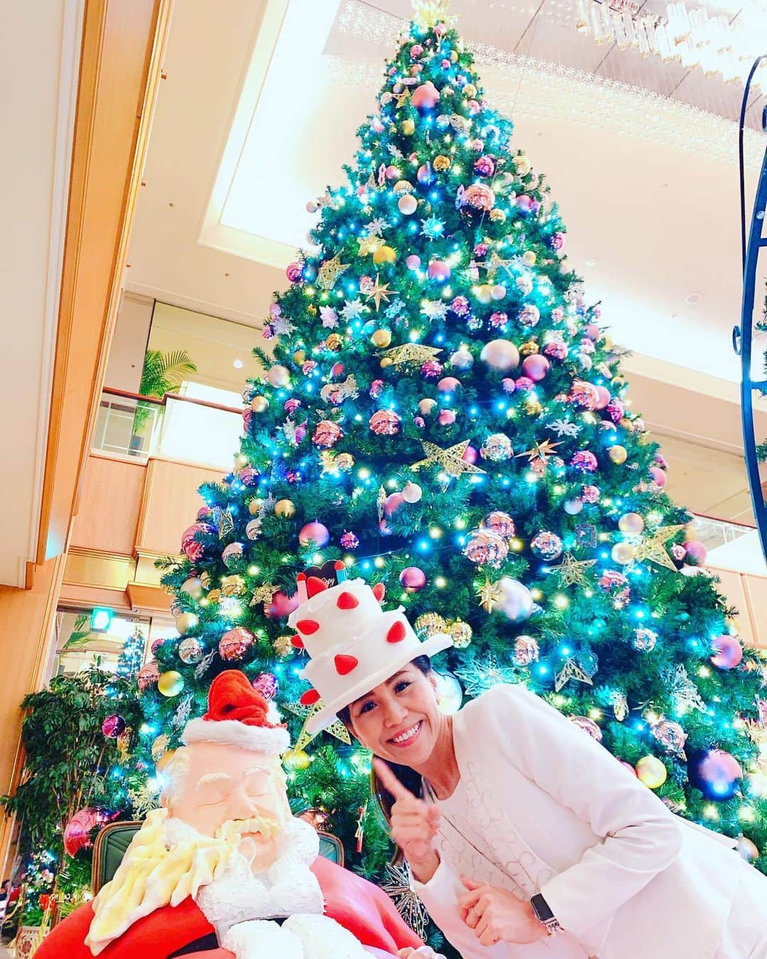 重太みゆきさんのインスタグラム写真 - (重太みゆきInstagram)「ロイヤルパークホテル🏨のクリスマスツリー🌲は高さ6m、🎅サンタさんはぐっすりお休み中💤でした❤️ 昨夜は美味しくて美しい中華料理と香り高いインド🇮🇳TEA☕︎をいただき、幸せなひとときでした。  やっぱり帰りたくなる「おかえりなさいませ」の似合うホッとするホテルです😊 #重太 #重太みゆき #印象道 #印象評論家 #クリスマスツリー #ロイヤルパークホテル #サンタさんぐっすり」12月3日 11時56分 - shigetamiyuki