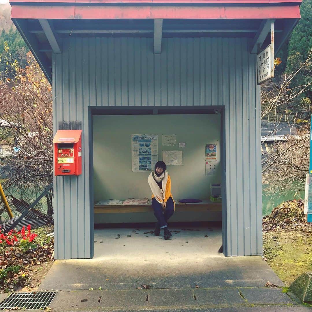 トミタ栞さんのインスタグラム写真 - (トミタ栞Instagram)「#地元 #宮川村 #バス停 #通ったのでw #君の名は」12月3日 11時59分 - tomita_shiori