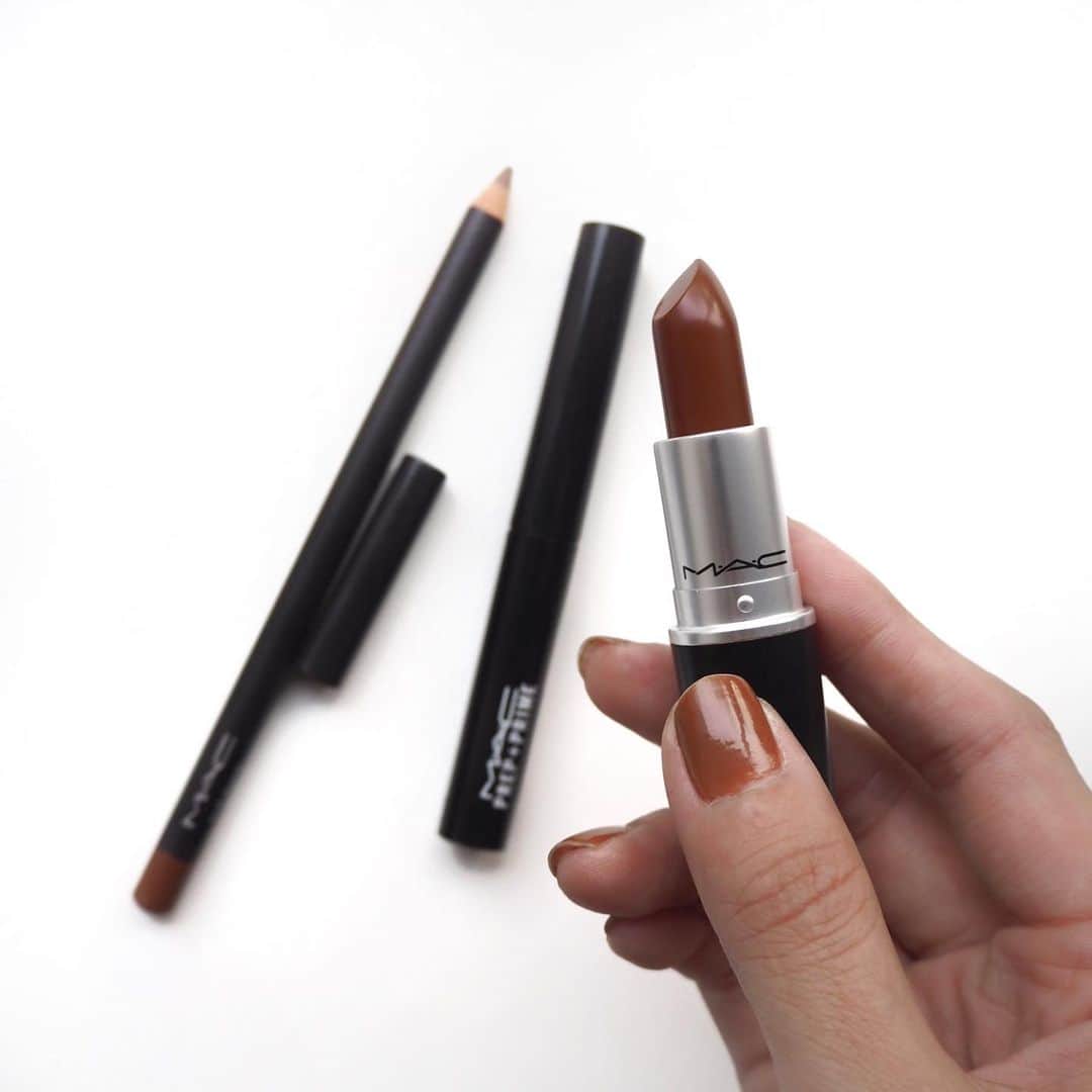 M∙A∙C Cosmetics Japanのインスタグラム：「ㅤ 2019年秋冬人気のリップカラー💄 「フォト」 クール過ぎず、赤より主張しないブラウンは 顔が締まり、色々な場面で使えるカラー✨ ㅤ マット系が多いブラウンリップをつける上で大事なのは、事前のリップ下地。唇の表面をなめらかに整え、 カラーを美しく発色させます✨ ㅤ ㅤ DESIGN: M·A·C ARTIST RINO KASAI @rino416 @macpro_tokyo  PHOTO: @takaki_iwata ㅤ ㅤ ㅤ ㅤ ㅤ #MACCosmeticsJapan #MACコスメ #MACCosmetics #MAC #メイク #コスメ #リップ #ブラウンメイク #トレンドメイク #ブラウンリップ #口紅 #トレンド顔 #リップ下地 #リップメイク #リップペンシル #冬メイク #ブラウン #MACリップ #ルージュ #お気に入りコスメ #ポーチの中身 #マットリップ #makeup #lipmakeup #cosmetics #brownlip」