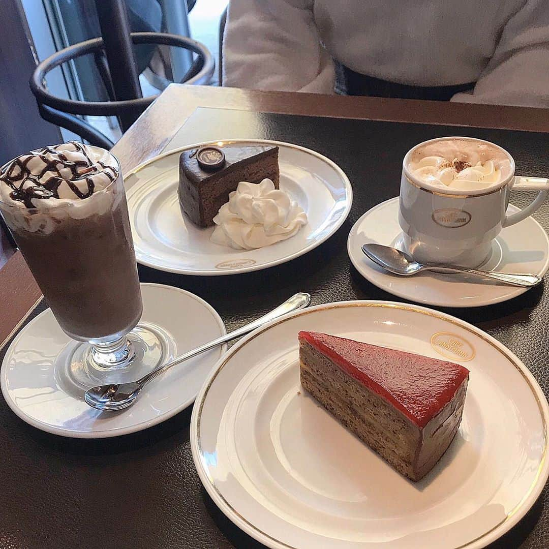 RiLiさんのインスタグラム写真 - (RiLiInstagram)「老舗ウィーンの味を🇦🇹【CAFE LANDTMANN】🍫 ..... 東京・表参道の【CAFE LANDTMANN（カフェラントマン】は、オーストリア・ウィーンにある老舗カフェの日本第1号店としてもオープンしたお店だよ🍁🍂 お店では本格的なオーストリア料理を…🇦🇹人気メニューは『ザッハトルテ』🍫上品なチョコレートの味にリピートさんも続出なんだとか💍 店内のレトロ&アンティークな雰囲気はきっと気にいるはずっ🙈💕表参道のお買い物ついでに足を運んでみては……？☕ ❣ ❣ ❣ ❣ ❣ サイトやSNSで掲載させていただくお写真募集中😘📸 かわいいコーデやアイテム、注目スポットなどが撮れたら、ハッシュタグ→#rili_tokyo  を付けて投稿❗ ． Special Thanks💋 Photo by @____mmy.s @aichii_i @alisa__052 @_.mik28 @yu331s @ktn._.46 @eripateee @naak._ @xxayapink ． #冬 #CAFELANDTMANN #カフェラントマン #表参道 #表参道カフェ #アンティークカフェ #チョコレートケーキ #カフェ巡り #くすみカラーコーデ #消えそうな色コーデ  #ブラウンコーデ #ベージュコーデ  #ワントーンコーデ #シンプルコーデ  #カジュアルコーデ #ガーリーコーデ #置き画 #置き画くら部 #今日のコーデ #コーデ #コーディネート #RiLi  #おしゃれさんと繋がりたい #お洒落さんと繋がりたい #ファッション #패션스타그램 #ootd #outfit」12月3日 12時01分 - rili.tokyo