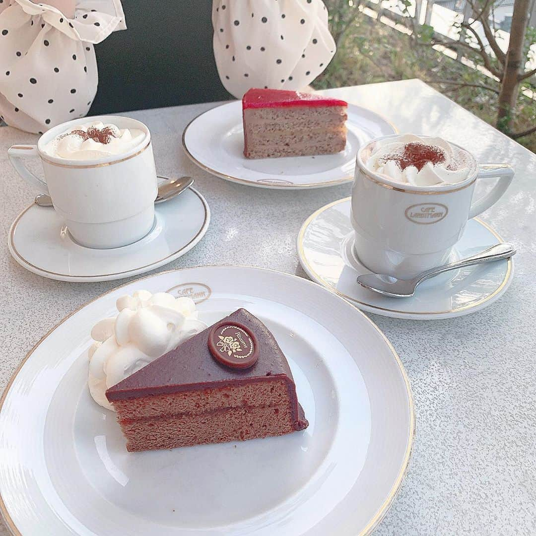 RiLiさんのインスタグラム写真 - (RiLiInstagram)「老舗ウィーンの味を🇦🇹【CAFE LANDTMANN】🍫 ..... 東京・表参道の【CAFE LANDTMANN（カフェラントマン】は、オーストリア・ウィーンにある老舗カフェの日本第1号店としてもオープンしたお店だよ🍁🍂 お店では本格的なオーストリア料理を…🇦🇹人気メニューは『ザッハトルテ』🍫上品なチョコレートの味にリピートさんも続出なんだとか💍 店内のレトロ&アンティークな雰囲気はきっと気にいるはずっ🙈💕表参道のお買い物ついでに足を運んでみては……？☕ ❣ ❣ ❣ ❣ ❣ サイトやSNSで掲載させていただくお写真募集中😘📸 かわいいコーデやアイテム、注目スポットなどが撮れたら、ハッシュタグ→#rili_tokyo  を付けて投稿❗ ． Special Thanks💋 Photo by @____mmy.s @aichii_i @alisa__052 @_.mik28 @yu331s @ktn._.46 @eripateee @naak._ @xxayapink ． #冬 #CAFELANDTMANN #カフェラントマン #表参道 #表参道カフェ #アンティークカフェ #チョコレートケーキ #カフェ巡り #くすみカラーコーデ #消えそうな色コーデ  #ブラウンコーデ #ベージュコーデ  #ワントーンコーデ #シンプルコーデ  #カジュアルコーデ #ガーリーコーデ #置き画 #置き画くら部 #今日のコーデ #コーデ #コーディネート #RiLi  #おしゃれさんと繋がりたい #お洒落さんと繋がりたい #ファッション #패션스타그램 #ootd #outfit」12月3日 12時01分 - rili.tokyo