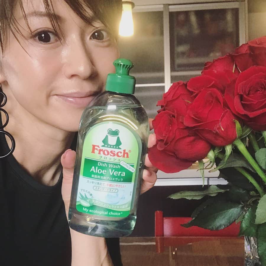 畑野ひろ子のインスタグラム：「乾燥の季節は、手肌にやさしい食器用洗剤フロッシュへ。 花の季節は手荒れの季節。花を扱う仕事って、どうしても手が荒れてしまうんです。 食器洗いくらいは手肌にやさしい物をと思い、フロッシュにしてから手荒れの悩みも減りました。 「#5日間手肌チャレンジ」キャンペーン実施中です。  #5日間手肌チャレンジ #PR #手肌にやさしい」