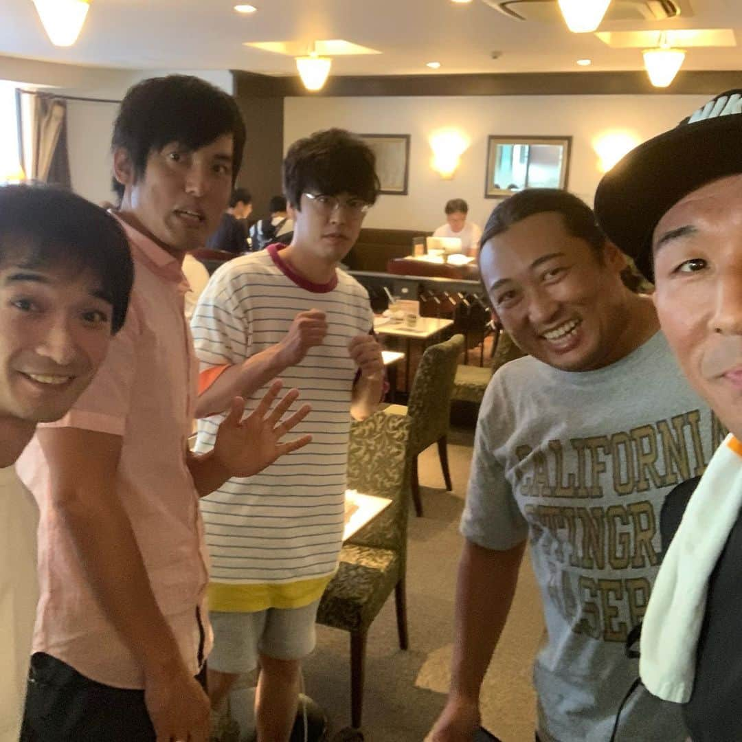 田村裕さんのインスタグラム写真 - (田村裕Instagram)「喫茶店に行ったらたまたまお隣に！！ #ロバート秋山  ほんでよーみたら悩めるポーズのこのお方が…  #ザギース尾関  ほんで良く良く見たらおるわおるわで結局こんなに芸人が同じ店でそれぞれの作業してましたw  #ロバート #ロバート秋山 #ザギース尾関 #ザギース高佐 #ザギース #ゆにばーす #ゆにばーす川瀬名人 #麒麟 #麒麟田村  確率凄ない？？ よしもとルールで全部払ったら喫茶店とは思えない金額になったよw」12月3日 12時05分 - hiroshi9393