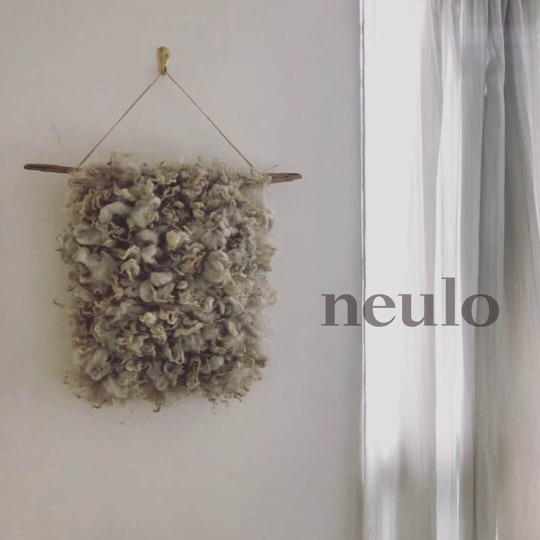 オルネ ド フォイユさんのインスタグラム写真 - (オルネ ド フォイユInstagram)「【店舗イベントのお知らせ】 「neulo」展示販売会 12/20(金), 21(土)＆12/27(金), 28(土)  フィンランド語で“編む“を意味する neulo 。 デザイナーの熊谷美沙子さんが2014年に設立し、手織り機を使った独自の手法でタペストリーなどを製作しています。 世界各地から集めた希少な毛糸や羊毛、ヴィンテージの毛糸に加え、リネンやオーガニックコットンなども使用した独自の手法が特徴です。@neulo335  今回のイベントでは、オルネ ド  フォイユのために制作された、ぬくもりを感じるタペストリー大・小約20点を展示・販売させていただきます。 毛糸で編まれた優しい色合いのタペストリーを、ぜひ見にいらしてください。 . ——————————————— Orne de Feuilles オルネ ド フォイユ  Open: 11:00-19:00（通常金土のみ営業） 東京都品川区西五反田5-21-19 tel.03-6876-7832 東急目黒線不動前駅より徒歩7分  店舗の詳細につきましては下記URLをご覧ください。 http://www.ornedefeuilles.com/shop/fudomae.html  #neulo #wallhanging #handmade #interior #walldecor #weaving #tapestry #wallart #art #手織り #手仕事 #暮らしの道具 #暮らし #暮らしを楽しむ #暮らしの道具 #海外インテリア #インテリア #暮らし #livstagrammer #ornedefeuilles #オルネドフォイユ」12月3日 12時06分 - ornedefeuilles