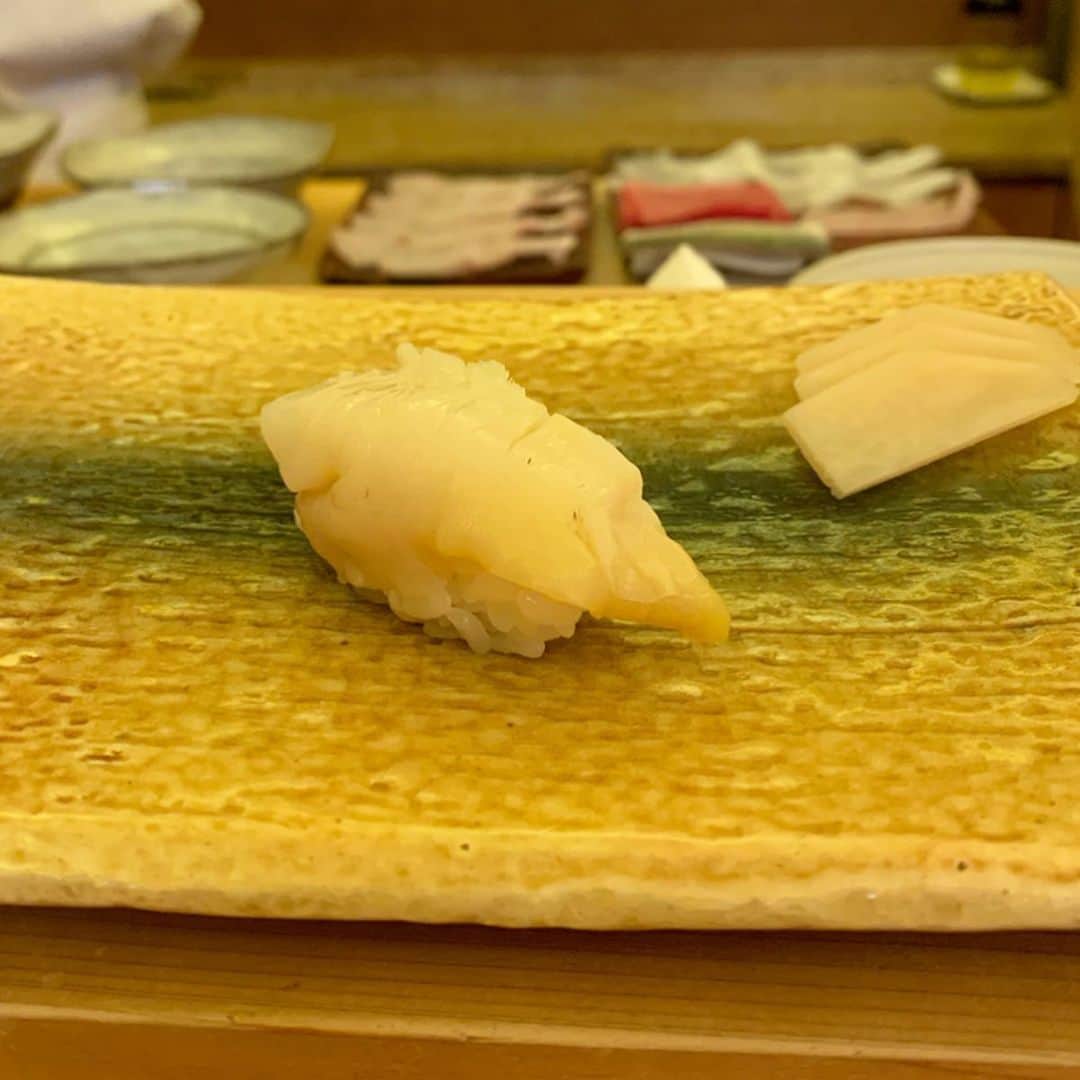 沢瀉美緒さんのインスタグラム写真 - (沢瀉美緒Instagram)「※ Sushi lunch 🤤🤤🤤 . 急遽決まったので、 どこも取れないかなあ…と 諦めかけてたけど🤦‍♀️ . みつ川さんに行かれました💛 . 絶対に美味しい、この蟹さんと イカシソ、そして、赤身、 梅貝が美味しかったなぁ。 . いつもなら、追加で食べるところ 夜ご飯のためにちょっと我慢😭 . . #kanazawa #金沢 #travelmio #みつ川 #sushi #お寿司 #鮨 #ひがし茶屋街 #福光屋 #ミオログ」12月3日 12時09分 - mio_omodaka
