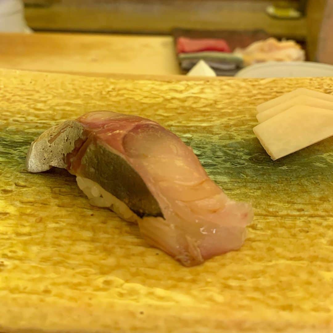 沢瀉美緒さんのインスタグラム写真 - (沢瀉美緒Instagram)「※ Sushi lunch 🤤🤤🤤 . 急遽決まったので、 どこも取れないかなあ…と 諦めかけてたけど🤦‍♀️ . みつ川さんに行かれました💛 . 絶対に美味しい、この蟹さんと イカシソ、そして、赤身、 梅貝が美味しかったなぁ。 . いつもなら、追加で食べるところ 夜ご飯のためにちょっと我慢😭 . . #kanazawa #金沢 #travelmio #みつ川 #sushi #お寿司 #鮨 #ひがし茶屋街 #福光屋 #ミオログ」12月3日 12時09分 - mio_omodaka