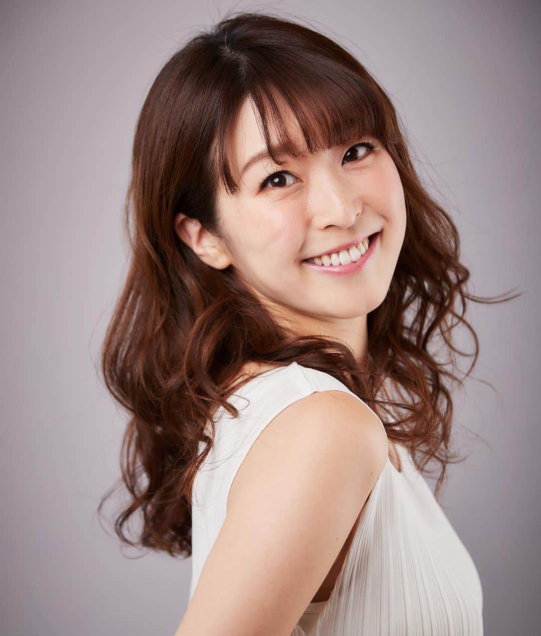 若井久美子さんのインスタグラム写真 - (若井久美子Instagram)「クリスマスコンサートのお知らせ 12月15日（日）13時〜 12時から入場開始 会場:六本木クラップス 美味しいランチもご注文いただけます🍽 ゲストはミュージカル女優の綿引さやかさんです。 レミゼデュエットも歌います♪ チケットはこちらからご購入下さい↓ チケットサイト「live pocket」→ライブポケットで若井久美子を検索いただくとご購入いただけます。 http://c-laps.jp/events/191215_day_wakai-kumiko/  チケット残りわずかとなってまいりました。ご希望の方はお早目にご購入くださいませ🎄 一緒に少し早いXmasをお祝いしましょう🥂」12月3日 12時10分 - wakai_kumiko
