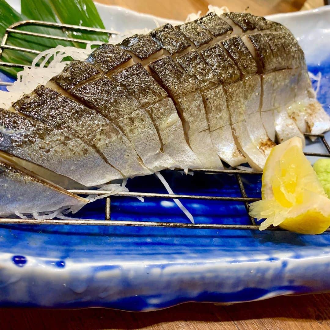わっきーさんのインスタグラム写真 - (わっきーInstagram)「極上のチャーハンと出会った！ カニチャーハンにカニ味噌をかけていただく。。 たまらん！  綱海老(アミエビ)の揚げ出し豆腐も絶品。 桜海老とあおさの香りも良かった！  鮪も一切れデカイ。 浜焼きは安定の美味さ。 こぼれ寿司もオールスター感がいい。 〆さば最高。  そして24時間営業、1階〜4階まである。  #磯丸水産  #磯丸水産🐟  #磯丸水産ランチ  #浜焼き  #マグロ  #鮪  #蟹  #蟹味噌  #蟹味噌甲羅焼き  #蟹チャーハン  #炒飯  #かに  #〆さば  #しめ鯖  #揚げ出し豆腐  #新宿  #新宿グルメ  #新宿飲み  #東京グルメ #youtube #youtuber #わっきーtv #わっきー #食レポ #飯テロ #飯テログラム #飯テロ動画」12月3日 12時12分 - makoto_ishiwaki
