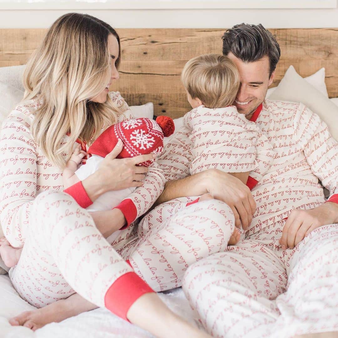 のインスタグラム：「William felt bad that he forgot to wear his wedding ring in our family photos, but I assured him he’s never looked more committed 🎅🏼」