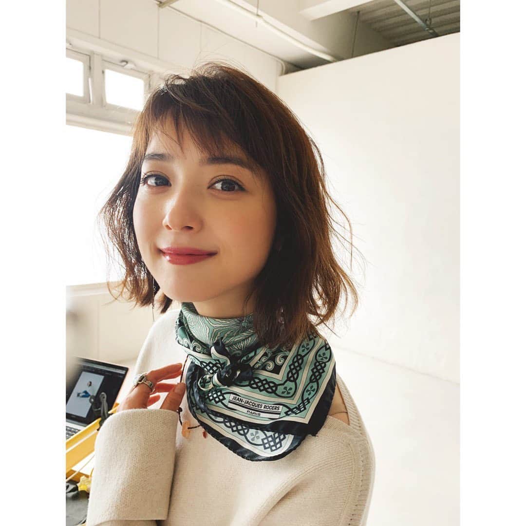 佐々木希さんのインスタグラム写真 - (佐々木希Instagram)「#LEE オフショット stylistのこずちゃんが可愛いスカーフの巻き方教えてくれました💕 真似しよっと。  #安西こずえ　さん」12月3日 12時34分 - nozomisasaki_official