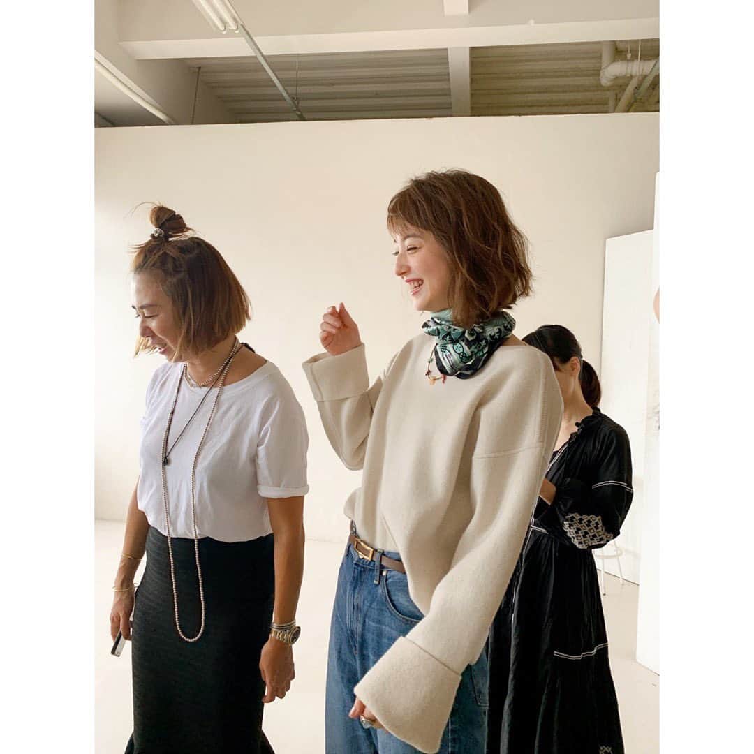 佐々木希さんのインスタグラム写真 - (佐々木希Instagram)「#LEE オフショット stylistのこずちゃんが可愛いスカーフの巻き方教えてくれました💕 真似しよっと。  #安西こずえ　さん」12月3日 12時34分 - nozomisasaki_official