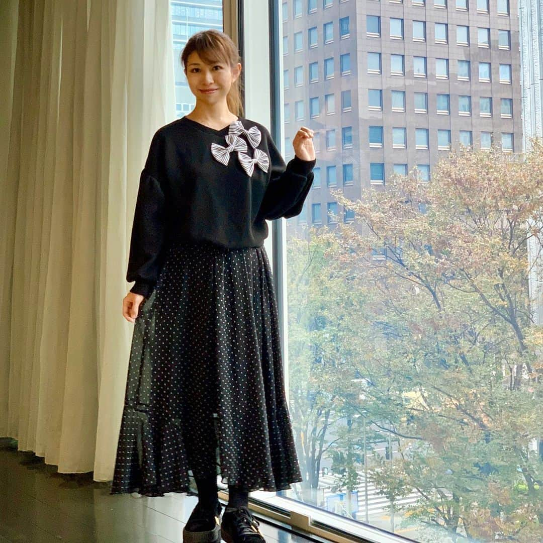 こままりえさんのインスタグラム写真 - (こままりえInstagram)「✴︎ coordinate🎀 . tops…#pearlbee  skirt…#COCODEAL shoes…#PUMA . @pearlbee1212 のトップスは リボンが沢山ついていて 娘ちゃんが褒めてくれました😊🎀 ボリューム袖のプルオーバーなので 小顔効果があって おリボンが華やか可愛い💕💕 . #pearlbee1212 #パールビー #プルオーバー #ボリューム袖 #リボン #リボントップス #fashion #coordinate #ootd #outfit #code #mamacode #152cm #まりえコーデ #コーディネート #コーデ #ママコーデ #ママファッション #秋 #秋服 #秋ファッション #秋コーデ #きれいめコーデ #大人可愛い #30代ママ #二児ママ」12月3日 12時46分 - komamarie