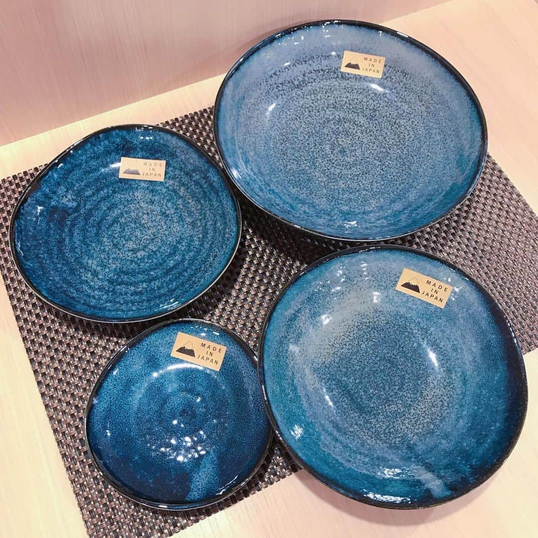 3COINSさんのインスタグラム写真 - (3COINSInstagram)「❋ NEW SIZE ❋﻿⠀ ﻿⠀ 人気の食器に新しい形が登場！﻿⠀ 和食やパスタなど料理がちょっと高そうに見えるのがいいですよね♪﻿⠀ ﻿⠀ ららぽーとTOKYO-BAY店のrumi( @3coins_tokyobay.rumi )がラインナップをご紹介！﻿⠀ ﻿⠀ 様々な料理に合わせて、揃えて使いたくなっちゃいますね♪﻿⠀ 日本製なのも嬉しいです！﻿⠀ ﻿⠀ ✎︎＿＿＿＿＿＿＿＿＿＿＿＿＿＿＿＿＿＿＿＿＿＿﻿⠀ ﻿⠀ ﻿⠀ 🔸新商品🔸﻿⠀ ﻿⠀ ﻿⠀ ﻿⠀ 人気の和食器シリーズから﻿⠀ 新しい形状のものが入荷しました💙﻿⠀ ﻿⠀ ﻿⠀ ﻿⠀ 高級感のあるブルーでとても素敵な色合いです⋆*﻿⠀ ﻿⠀ ﻿⠀ ﻿⠀ 以前からある茶碗や小鉢などと合わせて﻿⠀ 揃えてみてはいかがでしょうか？♡﻿⠀ ﻿⠀ ﻿⠀ ﻿⠀ ☑︎和食器　(日本製)﻿⠀ ¥150+tax〜¥500+tax﻿⠀ ﻿⠀ レンジ、食器洗浄機使用可能﻿⠀ ﻿⠀ ﻿⠀ ﻿⠀ 今週はこの他にも新商品が多数入荷しました✨﻿⠀ ぜひご来店お待ちしております😊﻿⠀ ﻿⠀ ﻿⠀ ﻿⠀ ※店舗により在庫状況が異なります﻿⠀ お近くの店舗までお問い合わせください﻿⠀ ﻿⠀ ﻿⠀ ﻿⠀ #3COINS#スリーコインズ#スリコ#ららぽーと﻿⠀ #ららぽーとtokyobay#船橋#船橋市#南船橋﻿⠀ #和食器#和食器のある暮らし#和食器好き﻿⠀ #食器#お皿#キッチン#キッチングッズ﻿⠀ #人気#再入荷#ブルー#高級感#プチプラ﻿⠀ #プチプラ雑貨#プチプラ食器#料理#和食﻿⠀ #日本製#madeinjapan#3COINS購入品#新商品」12月3日 12時47分 - 3coins_official