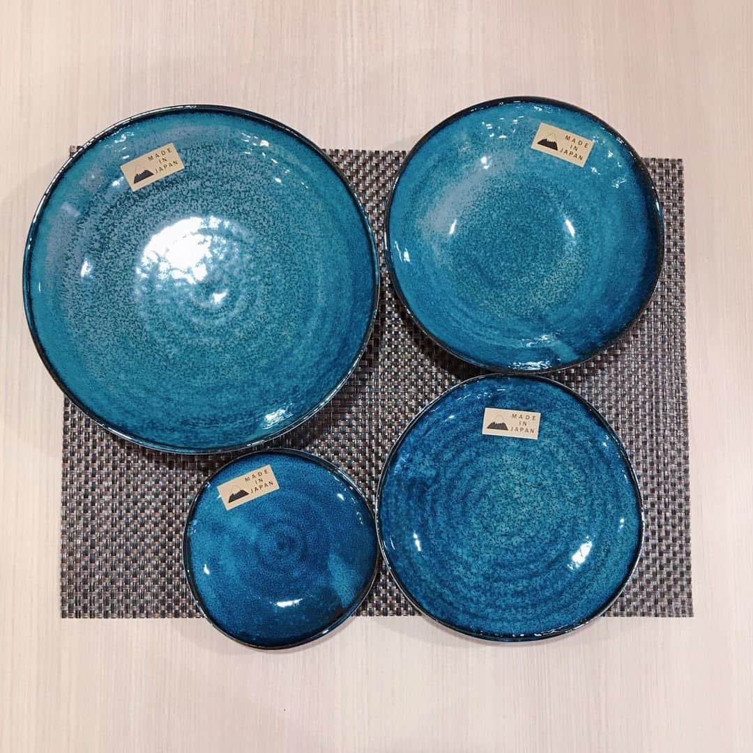 3COINSさんのインスタグラム写真 - (3COINSInstagram)「❋ NEW SIZE ❋﻿⠀ ﻿⠀ 人気の食器に新しい形が登場！﻿⠀ 和食やパスタなど料理がちょっと高そうに見えるのがいいですよね♪﻿⠀ ﻿⠀ ららぽーとTOKYO-BAY店のrumi( @3coins_tokyobay.rumi )がラインナップをご紹介！﻿⠀ ﻿⠀ 様々な料理に合わせて、揃えて使いたくなっちゃいますね♪﻿⠀ 日本製なのも嬉しいです！﻿⠀ ﻿⠀ ✎︎＿＿＿＿＿＿＿＿＿＿＿＿＿＿＿＿＿＿＿＿＿＿﻿⠀ ﻿⠀ ﻿⠀ 🔸新商品🔸﻿⠀ ﻿⠀ ﻿⠀ ﻿⠀ 人気の和食器シリーズから﻿⠀ 新しい形状のものが入荷しました💙﻿⠀ ﻿⠀ ﻿⠀ ﻿⠀ 高級感のあるブルーでとても素敵な色合いです⋆*﻿⠀ ﻿⠀ ﻿⠀ ﻿⠀ 以前からある茶碗や小鉢などと合わせて﻿⠀ 揃えてみてはいかがでしょうか？♡﻿⠀ ﻿⠀ ﻿⠀ ﻿⠀ ☑︎和食器　(日本製)﻿⠀ ¥150+tax〜¥500+tax﻿⠀ ﻿⠀ レンジ、食器洗浄機使用可能﻿⠀ ﻿⠀ ﻿⠀ ﻿⠀ 今週はこの他にも新商品が多数入荷しました✨﻿⠀ ぜひご来店お待ちしております😊﻿⠀ ﻿⠀ ﻿⠀ ﻿⠀ ※店舗により在庫状況が異なります﻿⠀ お近くの店舗までお問い合わせください﻿⠀ ﻿⠀ ﻿⠀ ﻿⠀ #3COINS#スリーコインズ#スリコ#ららぽーと﻿⠀ #ららぽーとtokyobay#船橋#船橋市#南船橋﻿⠀ #和食器#和食器のある暮らし#和食器好き﻿⠀ #食器#お皿#キッチン#キッチングッズ﻿⠀ #人気#再入荷#ブルー#高級感#プチプラ﻿⠀ #プチプラ雑貨#プチプラ食器#料理#和食﻿⠀ #日本製#madeinjapan#3COINS購入品#新商品」12月3日 12時47分 - 3coins_official