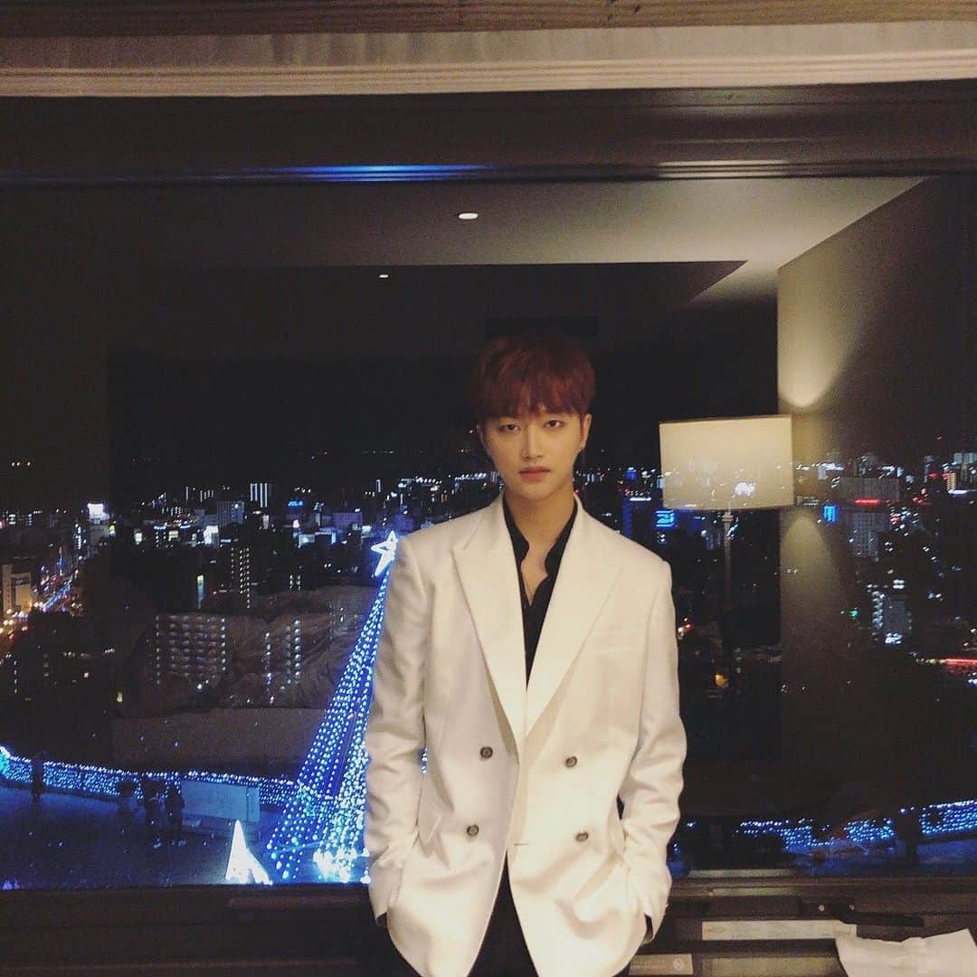 IN2ITさんのインスタグラム写真 - (IN2ITInstagram)「White jacket🥼🥼 ㅤㅤ #인투잇 #인투유 #IN2IT #IN2U #연태 #yeontae #whitejacket #Europe #Tour #Comingsoon #Poland #Romania #Bulgaria #First #IN2ITxION #IN2ITxION_EU」12月3日 12時47分 - official_in2it