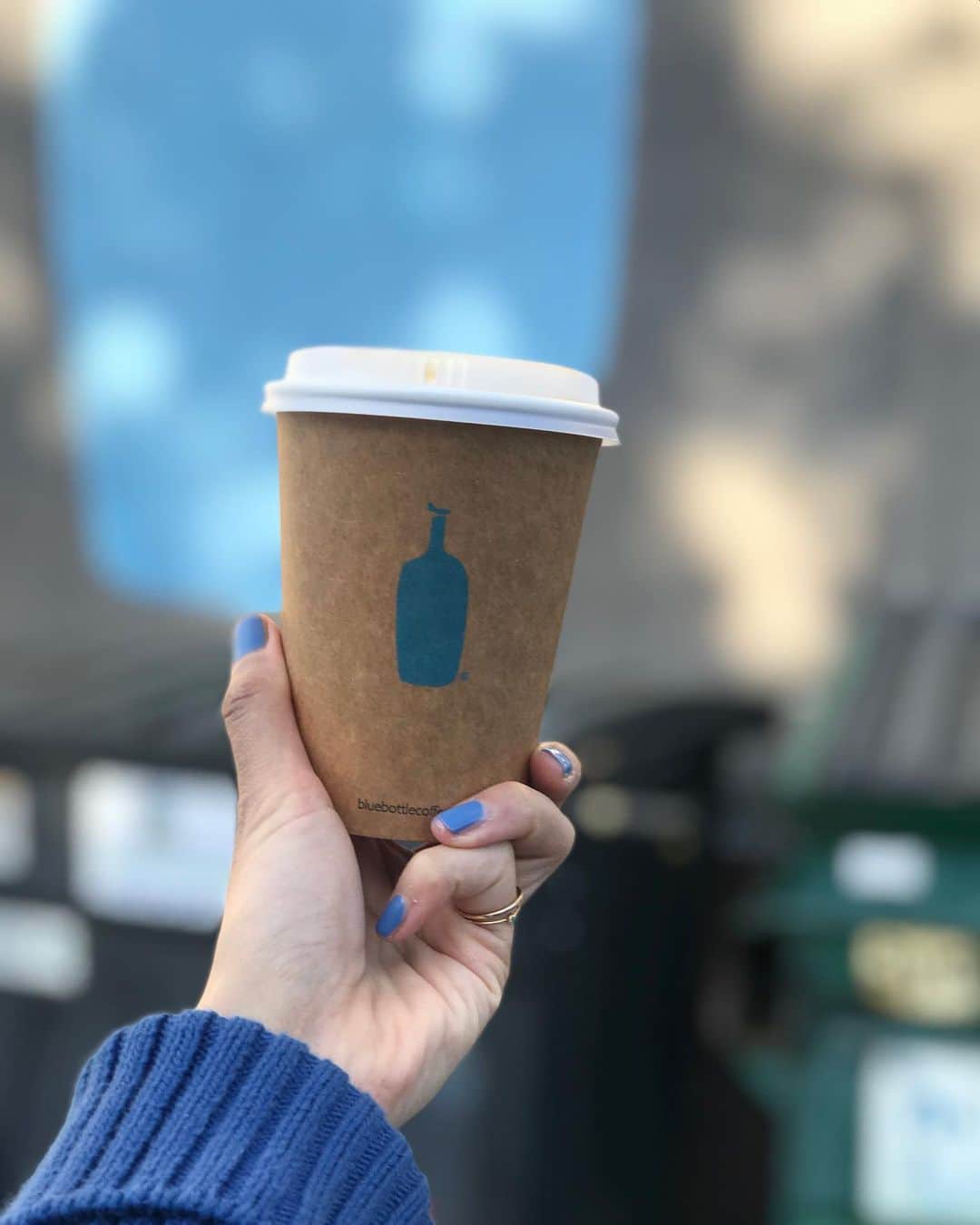 福田淳子さんのインスタグラム写真 - (福田淳子Instagram)「オークランドに移動して、ブルーボトルコーヒーでシングルオリジンのコーヒーを。今は世界的に広まっているブルーボトルコーヒーですが、ここが第1号店。オークランドは空気感がサンフランシスコとは少し違う感じ。  突然来たので、さきちゃん @10saki10 に会えなくて残念。笑。おいしかったですー。  近くを散歩してたら、かわいいペッパーミルを見つけて買ってしまいました😍  #2019jautumntrip  #bluebottlecoffee  #oakland  #somethingblue #junkoblue」12月3日 12時48分 - junjunfukuda