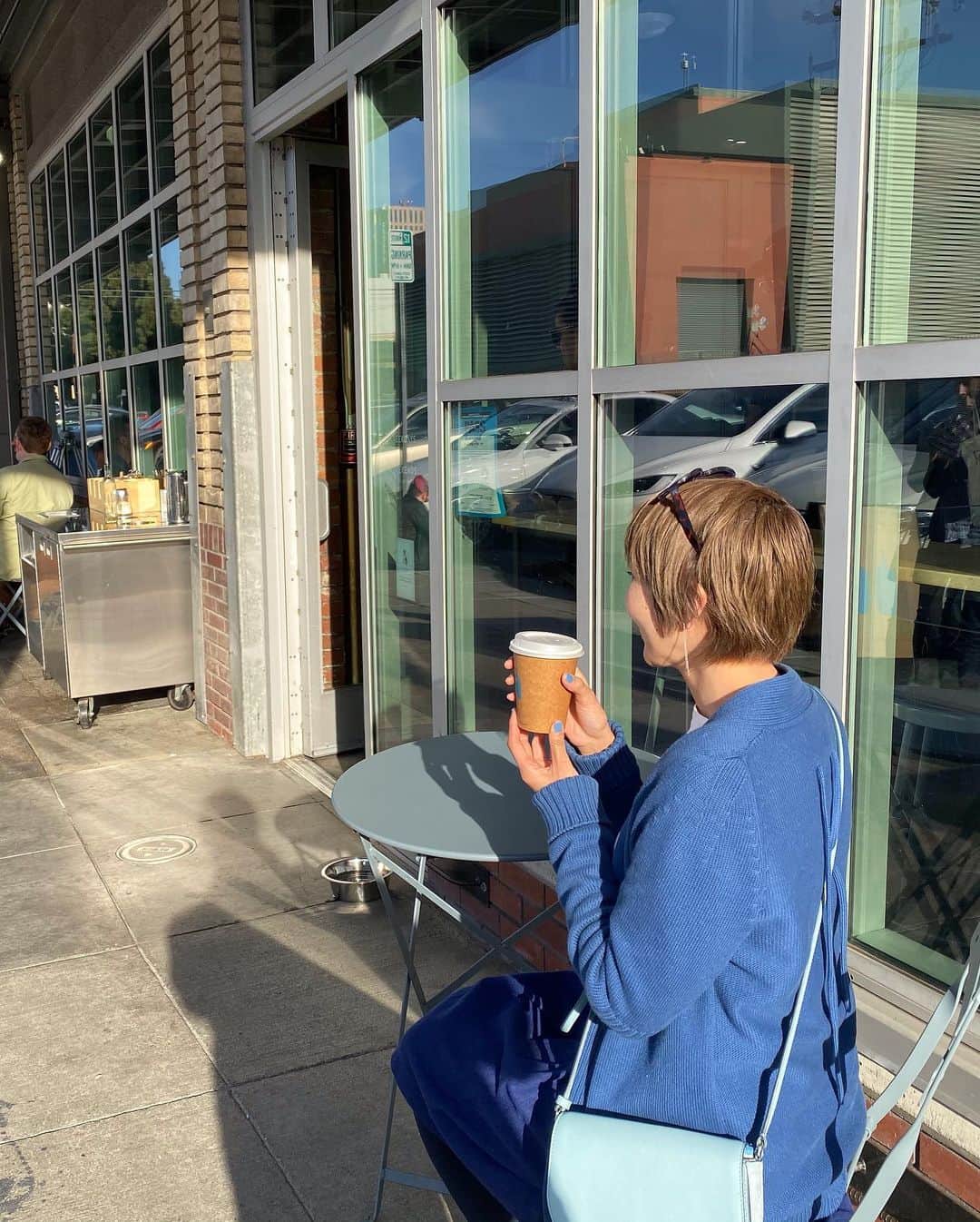 福田淳子さんのインスタグラム写真 - (福田淳子Instagram)「オークランドに移動して、ブルーボトルコーヒーでシングルオリジンのコーヒーを。今は世界的に広まっているブルーボトルコーヒーですが、ここが第1号店。オークランドは空気感がサンフランシスコとは少し違う感じ。  突然来たので、さきちゃん @10saki10 に会えなくて残念。笑。おいしかったですー。  近くを散歩してたら、かわいいペッパーミルを見つけて買ってしまいました😍  #2019jautumntrip  #bluebottlecoffee  #oakland  #somethingblue #junkoblue」12月3日 12時48分 - junjunfukuda