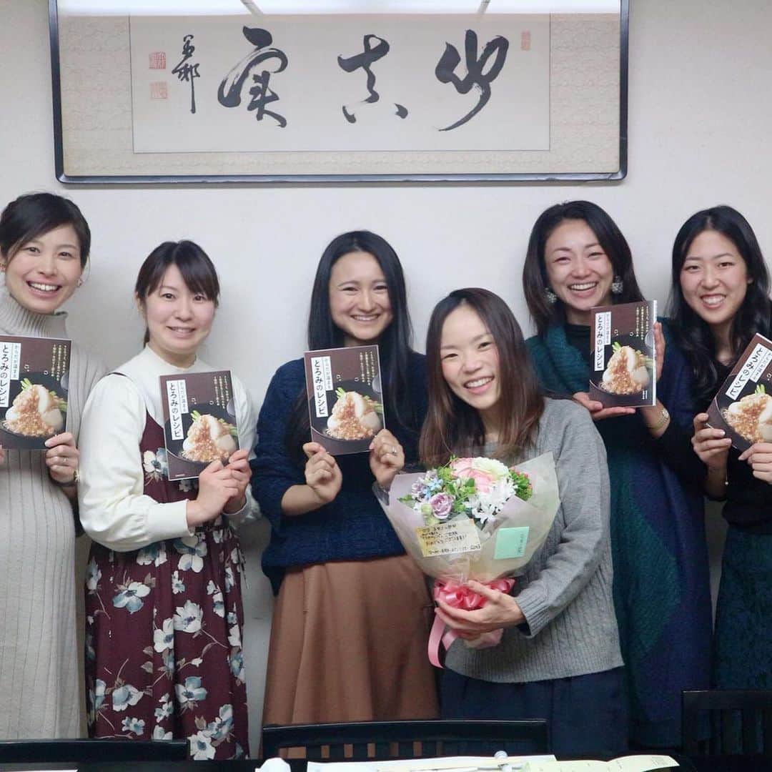 金谷麻紀子 のインスタグラム：「フリーランス管理栄養士仲間の﻿ @gohan_mayu さんが、﻿ レシピ本を出版しました！﻿ ﻿ みんなでサプライズお祝い💓﻿ ﻿ ﻿ ・ ・ @hitomi.fujihashi さんを﻿ 通じて出会った管理栄養士仲間は﻿ ﻿ ・ 管理栄養士としての勉強を続け﻿ 自身のフィールドで頑張る、﻿ ﻿ かけがえのない仲間です。﻿ ﻿ ﻿・ ・ 私が食が好きなのは、﻿ 温かな場所には、「食」があるから☺️ ・ ・ おいしい食を囲んで、﻿ 好きな人達と一緒に食べる﻿ ﻿ ﻿ ・ 最高に贅沢で、幸せな時間でした💕 ・ ・﻿ ﻿ ﻿ このご縁に心から感謝です😊✨ ・﻿ ﻿ ﻿ ﻿ このポストに共感した！という﻿ 人は、公式LINEアカウントにも﻿ 登録してくださいね😊 ↓↓今なら特典が手に入ります💓 📌——————————📌﻿ ﻿ 公式LINE 、始めました！﻿ ﻿ 登録はプロフィール欄からどうぞ♪﻿ ﻿ クリックして﻿ プロフィール欄へ⬇︎⬇︎﻿ @makiko_kaneya﻿ ﻿ ﻿ ﻿ 【特典が手に入ります🎁】﻿ ﻿ ﻿ ・お店の前に人通りがない！﻿ ・知名度ゼロ﻿ ・素人集団が運営 ﻿ から始まった、平凡なパン屋の「ラスク」を、 ﻿ ・売上10倍！﻿ ・メディアから引っ張りだこ﻿ ・検索１位﻿ ・5年連続、毎月昨年対比アップ ﻿ にした、﻿ ﻿ ﻿ 「弱小飲食店のための、売上10倍チェックシート」（PDF）﻿ ﻿ ﻿ をプレゼント！ ﻿ ﻿ ぜひ今のうちにご登録ください✨﻿ ﻿ 登録はプロフィール欄からどうぞ！﻿ こちらをクリックすると﻿ プロフィール欄へ⬇︎⬇︎﻿ @makiko_kaneya﻿ ﻿ ﻿ または、LINEで﻿ @844pkpdm で検索すると﻿ 登録できます♪﻿ ﻿ ﻿ ※特典は期間限定ですので、﻿ この記事から時間が経つと終了している場合があります。﻿ ご了承ください。」