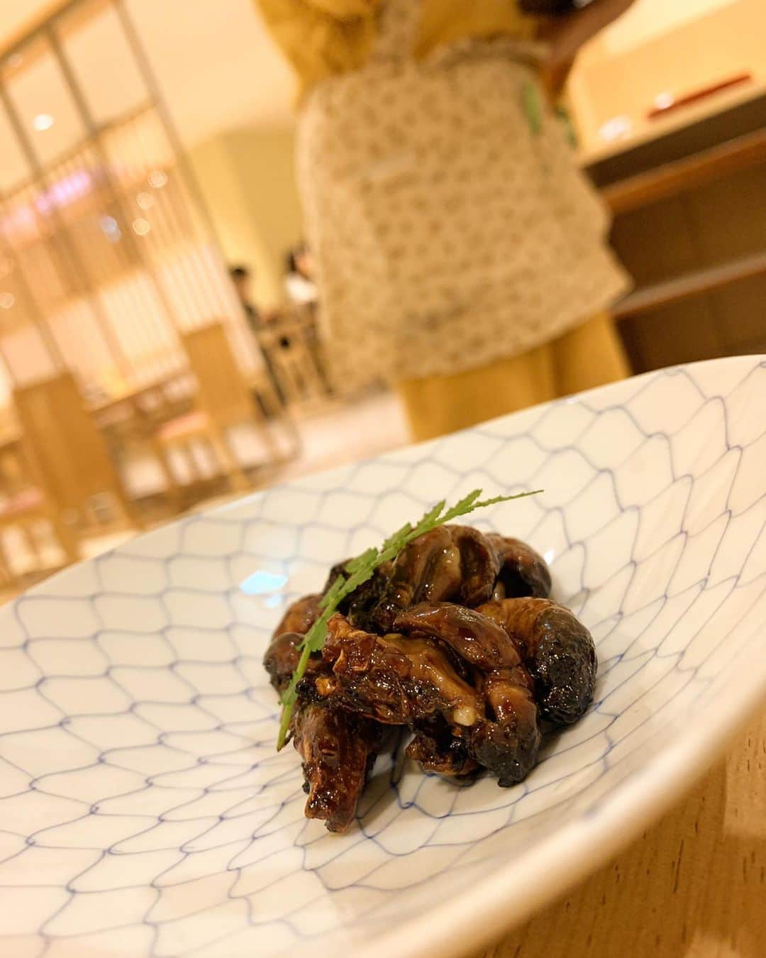 濱野りれさんのインスタグラム写真 - (濱野りれInstagram)「-— 'Horaiken' - Eel Hitsumabush which is finely chopped broiled eel over rice. I have visited Nagoya a few times, but 'Horaiken' can't be eaten unless you are lined up, I tried this for the first time this time! I love crisp and broiled eels over steamed fluffy eels so it was my favorite eel💋 It became one of the restaurant I would like to visit again when I came to Nagoya💗 I'm sure it's worth eating even in line. -— 名古屋に戻って蓬莱軒へー❤️ 何回か名古屋は行ったことあったけど蓬莱軒は いつも並んでるからはじめてだったの✨ うなぎはふわふわよりもパリッとした濃い目が好きだからすごい好みだったー😻😻 次回名古屋来た時も絶対並ぼう🙋‍♀️✔︎✔︎ オープン前に並んだら1回転目で入れたよ😋 -— #horaiken#hitsumabushi#unagi#unagidon#nagoyajapan#nagoyaeats#nagoyagourmet#eel#traveleats#gourmettraveller#travelforfood  #蓬莱軒#あつた蓬莱軒#ひつまぶし#ひつまぶし名古屋#名古屋グルメ#名古屋旅行#名古屋観光#名古屋ランチ#名古屋ひつまぶし#うなぎ#名古屋めし#グルメ旅行」12月3日 12時53分 - riregram