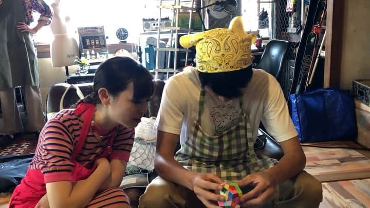 チート〜詐欺師の皆さん、ご注意ください〜【公式】のインスタグラム：「‪最終回まで❗️‬ ‪あと２日💜‼️‬ ‪カモちゃんを見守る美月と、その２人をさり気なく見守っていた根岸さん🐥✨‬ ‪カモちゃんの必殺技を見られるのも、これが最後かも…⁉️‬ ‪#チート‬ ‪#最終回 #木曜よる11時59分‬ ‪#金子大地 #上杉柊平 #福原遥‬ ‪#カモちゃん #秘技 #一面揃え‬」