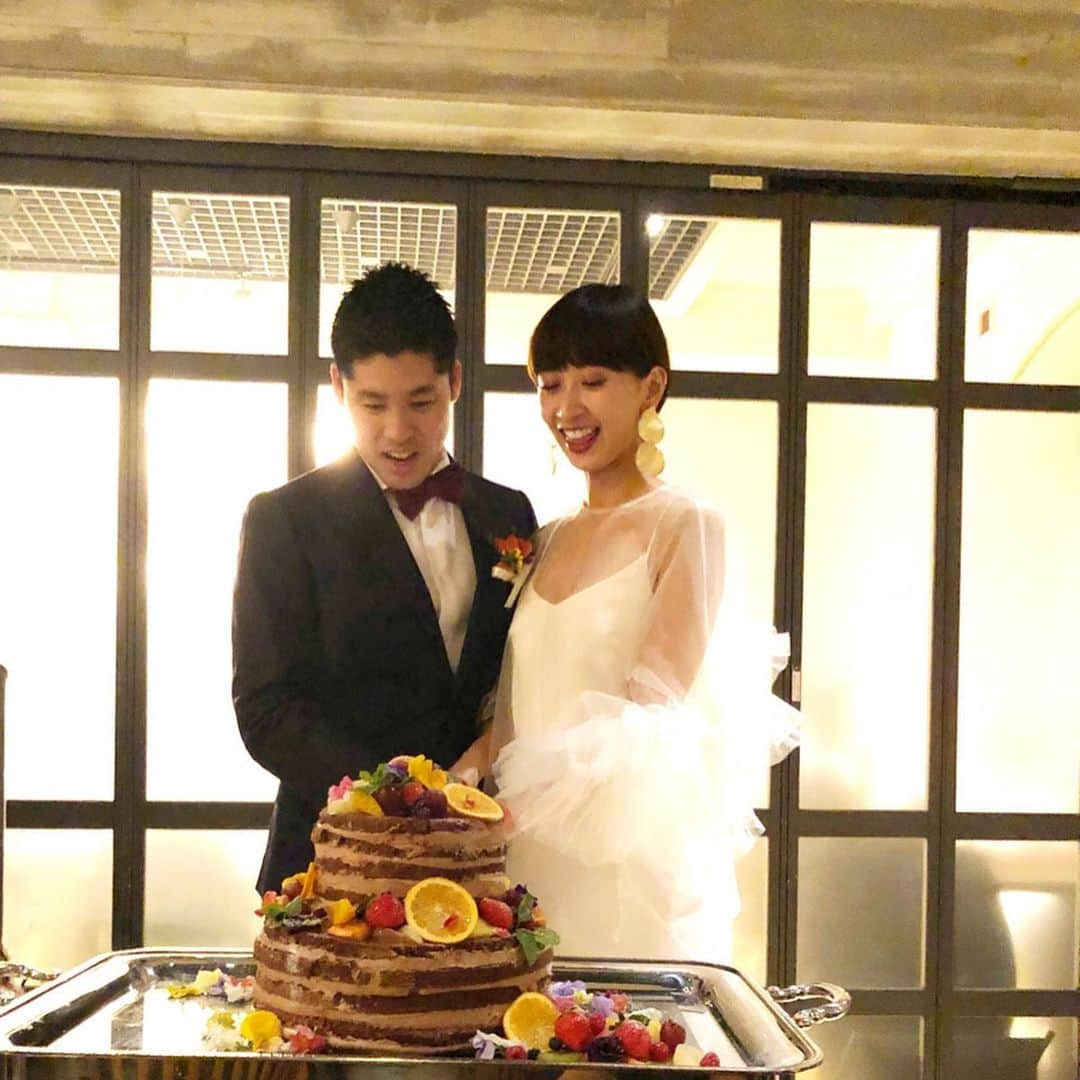 田代裕美恵さんのインスタグラム写真 - (田代裕美恵Instagram)「美しすぎる花嫁の結婚式🥰❤️ . . . 優しくて、柔らかくて でも芯がしっかりある 思いやりに溢れた @akichan20 👰🏻 に、しっかりした優しい旦那様🤵🏻 . もー素敵すぎやん🥺💘 . . どのあきちゃんも可愛すぎて もーため息もん🥺❤️ . . . 末永く、お幸せに☺️💖 . . #happywedding #happyeverafter」12月3日 12時57分 - yumie_