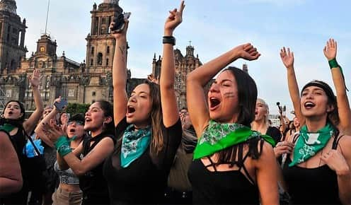 マリサ・トメイさんのインスタグラム写真 - (マリサ・トメイInstagram)「📝Via @sarahsophief: Chile has been rocked by a series of vast and powerful statewide protests in 2019, some of which turned violent in October. The protests have led to a crackdown of military forces on citizens. Of these protests, many have been increasingly creative and moving in form, incorporating music and dance in dissent.  In a video from November 26, the feminist collective Lastesis staged a protest outside Chile’s ministry for women’s rights and gender equality, in conjugation with the International Day for the Elimination of Violence against Women. The choreographed dance was two minutes in length, and sends a powerful message, ingenuously performed.  The women in the video are seen with black blindfolds over their eyes, chanting – and dancing – in coordination the words, “The rapist is you.” Addressing the involvement of the state in human rights abuse, the chant compares state repression and violation of citizens’ rights to the actions of a rapist.  The chant also calls out both toxic masculinity, the government, the police, and the failure of the judiciary failure to protect the women of Chile.  In a statement to the press, Erika Guevara-Rosas, director at Amnesty International said of Chilean authorities under President Sebastián Piñera, “The intention of the Chilean security forces is clear: to injure demonstrators in order to discourage protest, even to the extent of using torture and sexual violence against protesters.” #stayhuman #keepshowingup」12月3日 12時57分 - marisatomei