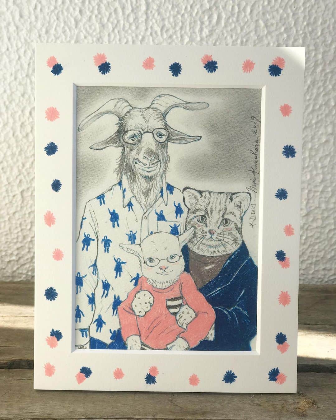 D[di:]のインスタグラム：「ようやく、旅気分から落ち着いてきました…おっそ😅﻿ 先日の蔦屋書店でのオーダーメイド﻿ D[di:]による動物にされちゃう似顔絵コーナー🍎﻿ ﻿ 旅や友達と外でるのもいいけど、やはり、ウチにオコモリで、静かなところで絵を描いて無心になるのも、とってもしあわせ🌞であるなと再確認である﻿ ﻿ 🍎似顔絵は、順次描いております！﻿ 参加者のみなさま、年内には、出来次第、送らせていただきますので、しばしお待ち下さい🍎😌﻿ ﻿ 1. どうぶつ化似顔絵　その1 『じつはウチのお隣さまS家﻿』 ﻿ 某有名ゲーム会社勤務の優しい旦那様と元編集者の奥様と、ちょいと人見知りんぼなガール(最近ようやく目を合わせてくれるようになったw)﻿ しあわせ家族を描かせていただくと、じっくりじっくりその方達の写真を凝視するので、その幸せぶりが、描くこちらにまで滲み溢れてくるようで、描いていてとっても楽しいな、と思った😊﻿ このまま、どうぶつ似顔絵師になるのも悪くないな😌﻿ 需要あんのか知らんけど﻿ ﻿ 2.蔦屋書店にて﻿ このように、肖像写真撮らせていただいて、ウチでせっせと描くスタイル(描くの遅いので😅)﻿ ﻿ 3.本紙に書く前のスケッチ。色決めもこの時点でやる﻿ ﻿ 4.一昨日の二宮で、森口家の近所の方からいただいたという、巨大なさつまいも🍠﻿ まるで🍎アップルパイとぶつぶつ交換w﻿ 重さ測ったら、1524グラムもあった！笑﻿ ﻿ 5.鍋に入りきらなかったけど、大部分を使ってスイートポテトを制作。﻿ ものすごい量できた…﻿ 手前の皿に載っているのが、ぶっつぶれているのは、﻿ 焼きたてに出すとこうなるという戒めメモ﻿ スイートポテトは、少し冷ましてから出したほうが良し。﻿ ﻿ 生クリーム買ってきたのに入れ忘れたから、だいぶホッコリした味になってしまったが、なかなか旨し。﻿ 大量すぎるので、お隣さんにおすそ分けw﻿ こうやって、近所から近所へ食べ物が伝達されるって面白いな﻿ ﻿ #動物似顔絵﻿ #似顔絵﻿ #しあわせ家族﻿ #animalillustration﻿ 旦那さんは　#山羊　むすめちゃんは　#小山羊﻿ 奥様は﻿ #ツシマヤマネコ﻿ #スイートポテト﻿ #ハンドメイド祭り﻿ #ぶつぶつ交換﻿ ﻿#どうぶつ化似顔絵」