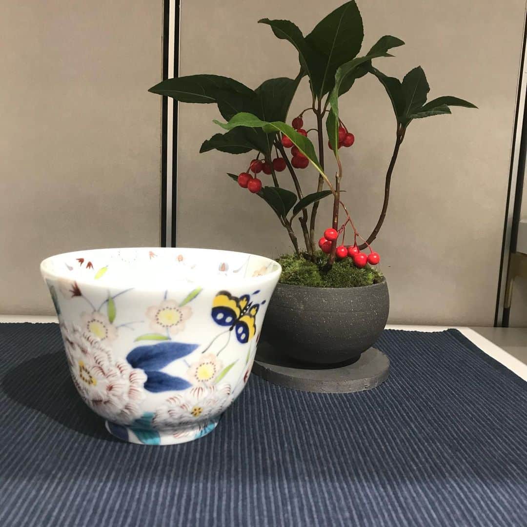 丸山敬太さんのインスタグラム写真 - (丸山敬太Instagram)「今回のポップアップのために 無理を言って←本当に無理ばかり苦笑 畑萬陶苑さんにつくっていただいたこちらの器はコーヒーにもお茶にもちょっとした小鉢にもなるような程良いサイズ。ひとつひとつ手描きの柄もケイタマルヤマのオリジナルでスペシャルです。すごく素敵にできました。オーダー生産致しますので是非見に来てくださいね。」12月3日 13時00分 - keitamaruyama
