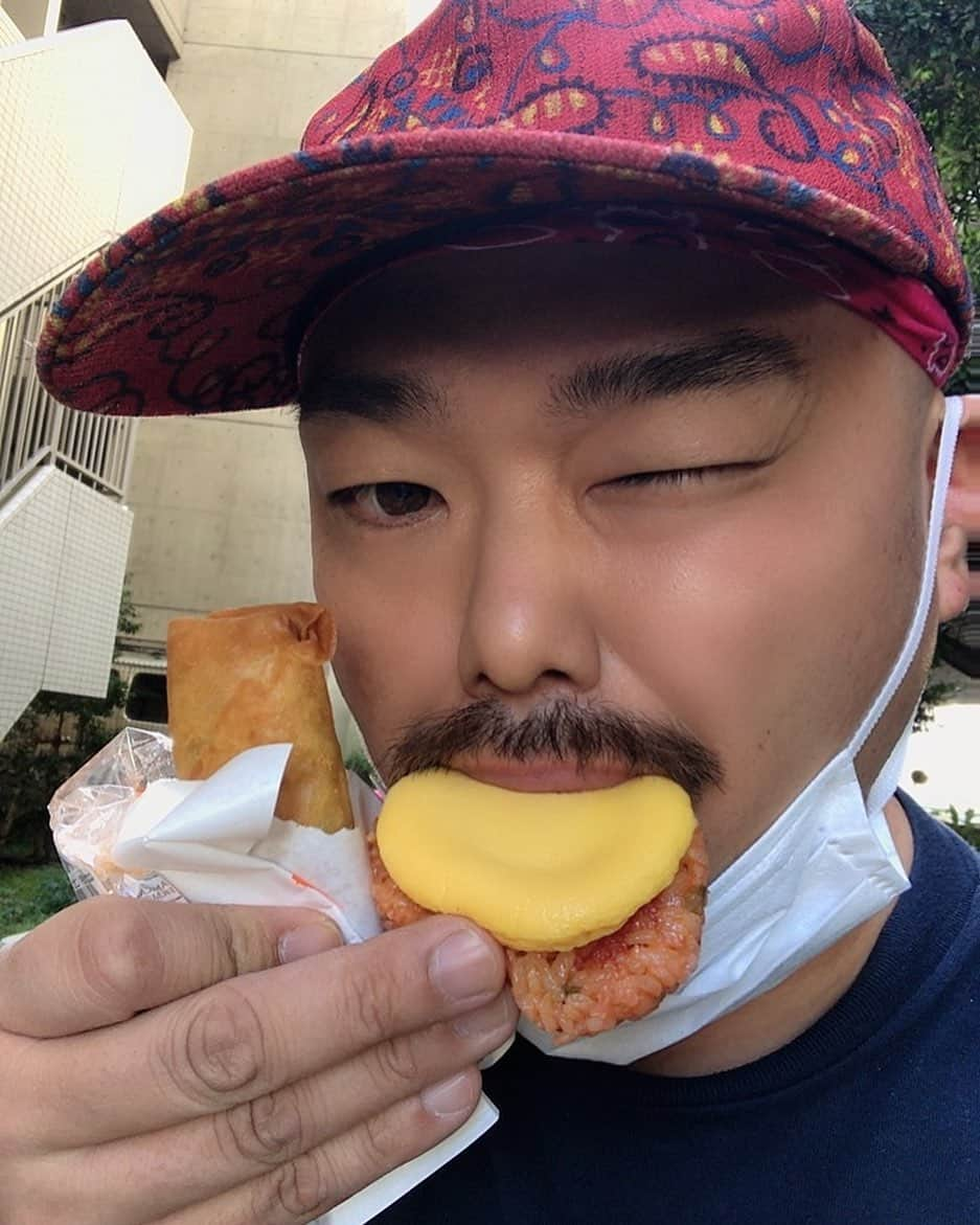 クロちゃんさんのインスタグラム写真 - (クロちゃんInstagram)「朝昼兼用ご飯 ・オムライスオニギリ ・春雨  ちょっと少ないかもだけど、ドカ食いはしないしんからー！」12月3日 13時12分 - kurochandesuwawa