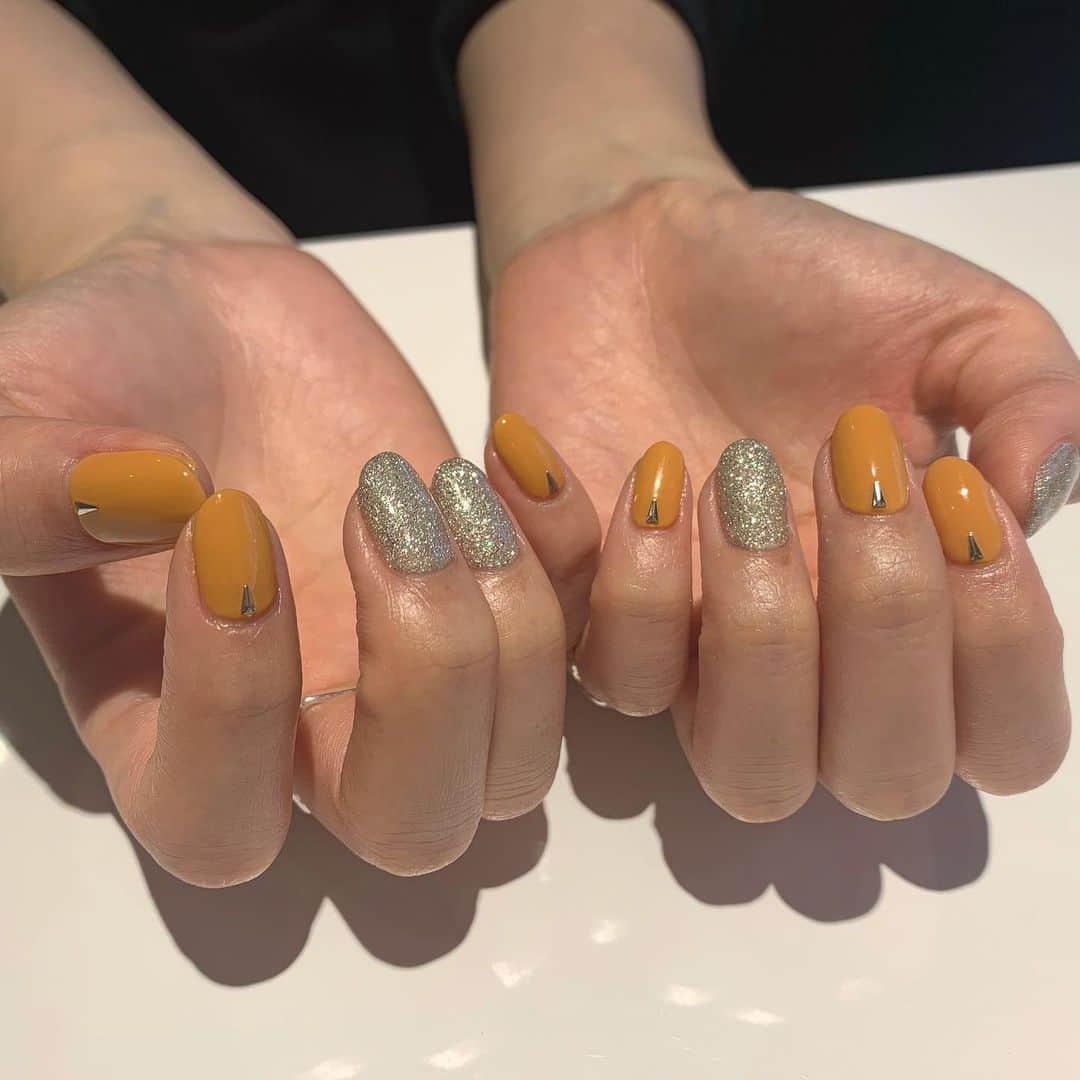 RUBY&ONYX by Kanako Miuraのインスタグラム：「イエローもラメも 何色も混ぜて作った オリジナルカラーです🍊🌟 ・ ・ 12/3 17:00〜.17:30〜.18:00〜 12/4 14:30〜 12/5 14:00〜17:00〜18:00〜  ご案内可能です🥰  そのほかのお時間もお問い合わせください💫  お子様もお隣に座れるルームや個室もございます💡 ・ ・ 🌿月額制もやってます🌿 ○プレミアム会員(ハンド&フット)¥29,800(税抜)・ ○ハンドレギュラー会員¥14,800(税抜)・ ○フットレギュラー会員¥14,800(税抜)・ ・ それぞれ全てのメニューが月に何度でもご利用頂けます。  ご予約、お問い合わせはDMまたは 0354595882 LINE ID：@ rubynail までお気軽にどうぞ💫  #daikanyama#nailsalon#nail#gelnail#rubyandonyx#handnail#mode#cool#studs#menscare#ART#autumnnails#メンズネイル#メンズケア#定額制ネイル#通い放題#ジェルネイル#ネイル#ノーサンディング#ショートネイル#代官山ネイルサロン#トレンドネイル#冬ネイル」