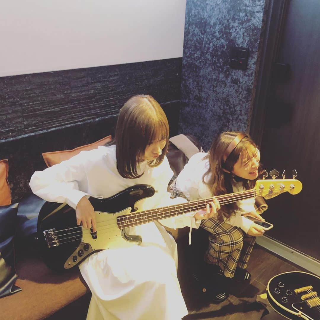 SILENT SIRENさんのインスタグラム写真 - (SILENT SIRENInstagram)「サイサイは本日も音楽と向き合ってます🎊🎊制作中でーす🙆‍♀️🙆‍♀️」12月3日 13時04分 - silentsiren_official