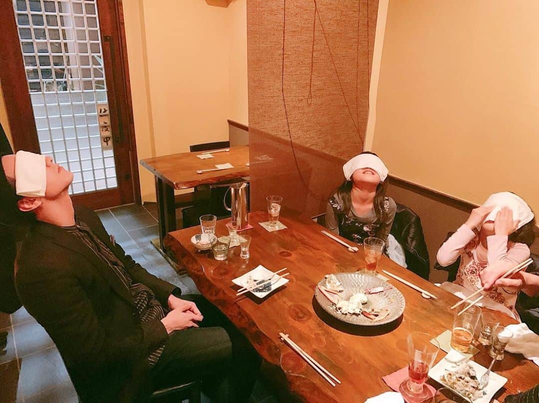 大貫勇輔さんのインスタグラム写真 - (大貫勇輔Instagram)「知り合いと、子供達とご飯食べに行きました✨🍴 ドラマも見てくれていたみたいで、やっぱり子供は可愛いなーとしみじみ感じました❤️ 目痛くなって冷やしていたら真似されてたり、カメラアプリで遊んだり、楽しい時間でした☺️✨」12月3日 13時05分 - yusukeonuki_official