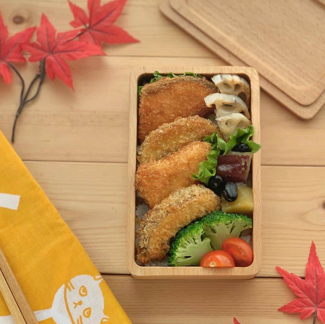 maki ogawaさんのインスタグラム写真 - (maki ogawaInstagram)「秋鮭とビッグマッシュルームのフライ﻿ タルタル弁当﻿ です。﻿ ﻿上から 鮭 マッシュ﻿ 鮭﻿ マッシュ﻿ の﻿ 順に並んでいます。﻿ (どっちがどっちだかわからなくなっちゃう💦💦) ﻿ マッシュルームは﻿ 手の平サイズで肉厚！﻿ 旬の秋鮭にも負けてません。﻿ ﻿ 外側はサクサク、﻿ 内側からじゅわーっとマッシュルームの旨味が💕💕💕 私、とんかつは胸焼けするお年頃ですが（笑）﻿ マッシュルームのフライはまだまだ﻿ がっつりいけます！ ﻿ ﻿ ﻿  #mushroom﻿ #マッシュルーム﻿ #mushroomtokyo﻿ #mushroompower﻿ #マッシュルームトーキョー﻿ #マッシュルームパワー﻿ #きのこ﻿ ﻿ #foodstagram #lunch #Japanese_food #japanfood #yummy #mushroom﻿ #obento  #bento #decoben #bentoexpo #japanesecuisine  #japanesebento #お弁当記録 #料理好きな人と繋がりたい #おべんとう記録 #おべんとう作り楽しもう部 #お弁当 #piggy #bentomaker #bentolover #おべんたぐらむ #ママリクッキング #息子弁当 #高校生弁当 ﻿ http://www.facebook.com/cuteobento」12月3日 13時05分 - cuteobento