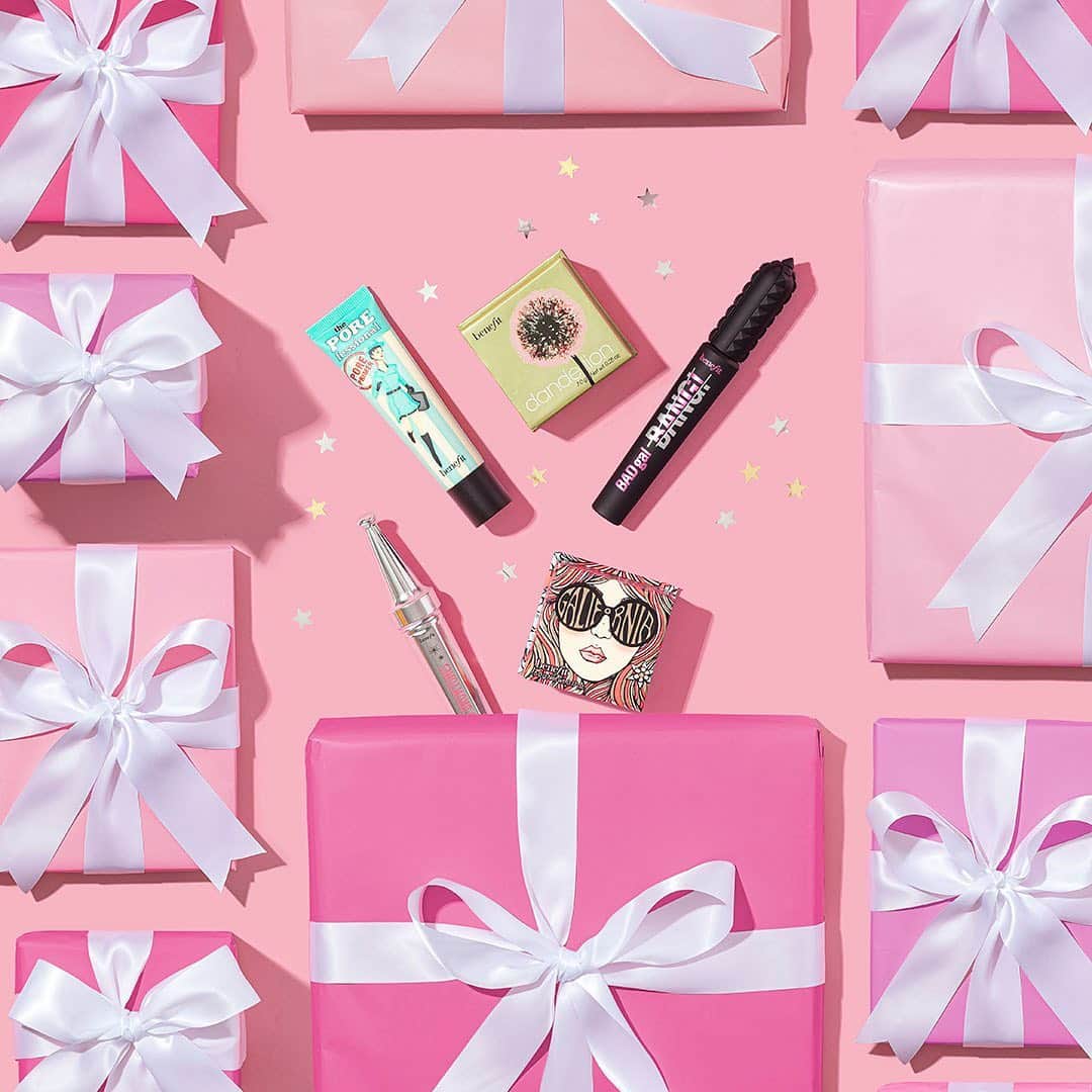 Benefit Cosmeticsさんのインスタグラム写真 - (Benefit CosmeticsInstagram)「What #benefit products are you hoping to unwrap this holiday? 🎁 Let us know in the comments! 👇」12月3日 13時06分 - benefitcosmetics