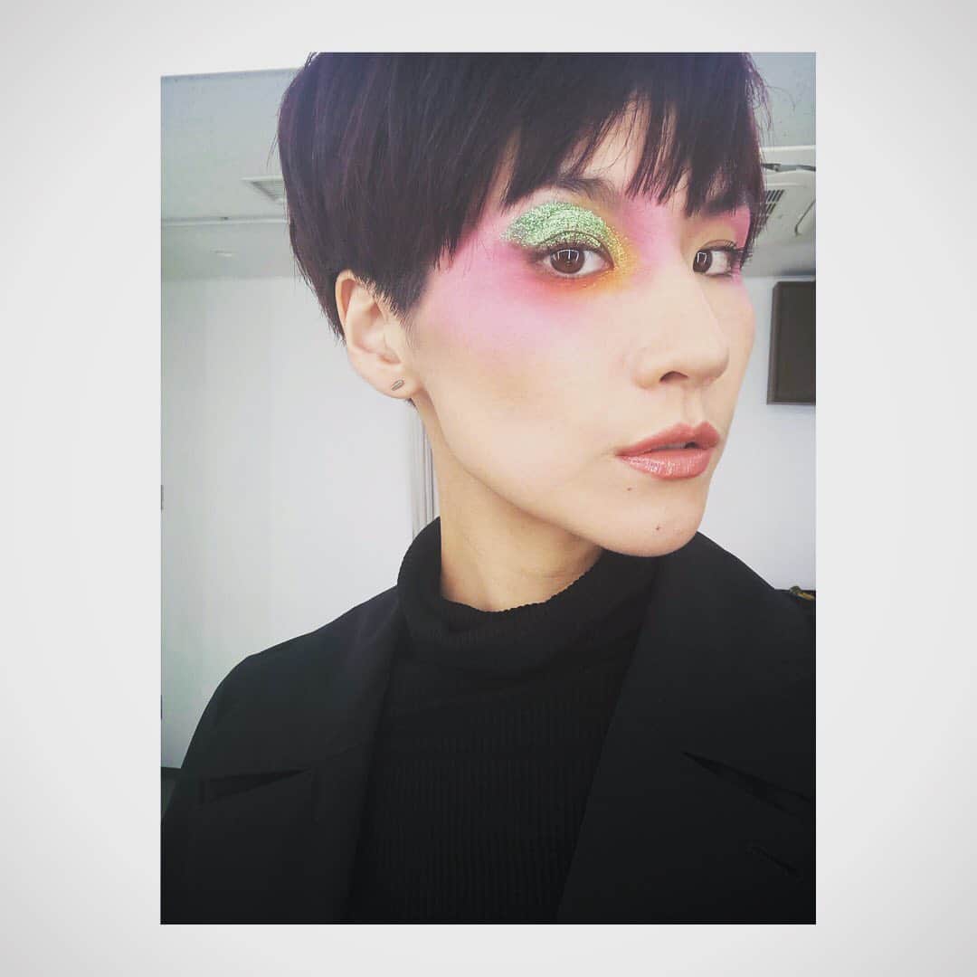 ユイ（YUI）のインスタグラム：「green glitter✨✨✨ #makeup#glitter#glittermakeup#greenglitter#shinningmakeup#eyemakeup#shooting#offshot#allinblack#veryshorthair #japanesemodel#blackjacket#studioshoot」