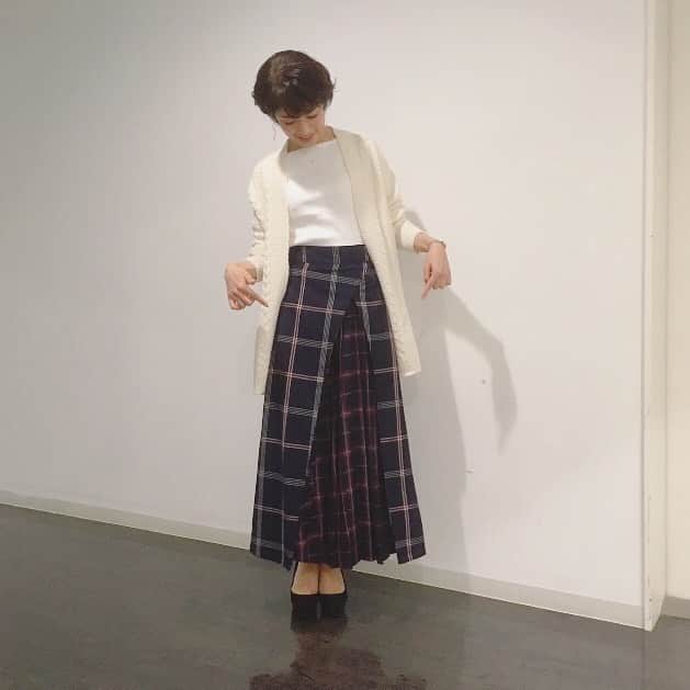 石崎佳代子さんのインスタグラム写真 - (石崎佳代子Instagram)「🌿 衣装にもどんどん「冬感」が 出てきました⛄️ . 「Wao!」は「きらめきpalette」より 少しカジュアル感のある 衣装になっています😊 . これにスリッパでウロウロしていると 「家感・・・」「家感すごい」 「家っぽいですね」と言われるので、 セットをコタツにしようか、と みんなで笑っています😊 . #家感 #なくすには #ヒール が #必須アイテム . #いつかのコーデ  #秋冬コーデ  #ロングスカート #ロングカーデ #チェックコーデ #大人カジュアル #秋冬ファッション  #冬コーデ #カーディガンコーデ  #40代コーデ #40代 #石崎佳代子 #冬服 #チェックスカート #ニットワンピ  #ナチュラルコーデ #coodinate #アナウンサー #アナウンサー衣装 #sサイズコーデ #大人カジュアルコーデ」12月3日 13時10分 - kayoko_ishizaki