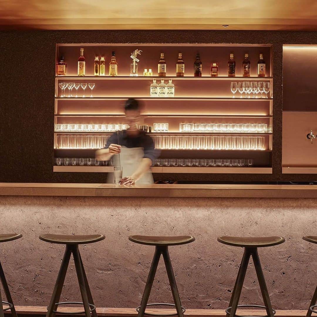 ELLE DECOR JAPANさんのインスタグラム写真 - (ELLE DECOR JAPANInstagram)「Tokyo new address at Omotesando.  GYRE was designed by the MVRDV in 2007. In November 2019, the GYRE’s restaurant floor to reopen as “GYRE FOOD” and Tsuyoshi Tane is responsible for the space design. This place is his first restaurant project in Japan. PRE OPEN 2019/11/30 GRAND OPEN 2020/01/10 ・ 表参道GYRE4階レストランフロア「GYRE.FOOD」。 建築家の田根剛さんが手がけたフロア。土、植物、循環。食べ残した食べ物は、テラスのコンポストで土に戻り、ここの緑を育てる。すべてが失われ東京が遺跡になった未来の姿から、田根さんの発想は時を遡って、いまここに至る。全館、土です。 #Repost @ryuko.kida 11月30日よりプレオープン、2020年1月10日グランドオープン予定 ・ ・ #gyrefood #tsuyoshitane #harajuku @tsuyoshi_tane  @ateliertsuyoshi_tanearchitects #tsuyoshitanearchitects #elledecorjapan #エルデコ #表参道 #Gyre #ジャイル #建築 #建築好き #田根剛 #tsuyoshitane #原宿 #harajuku #omotesando #デザイン #デザイン好き #tokyoarchitecture #elledecor」12月3日 13時14分 - elledecorjapan