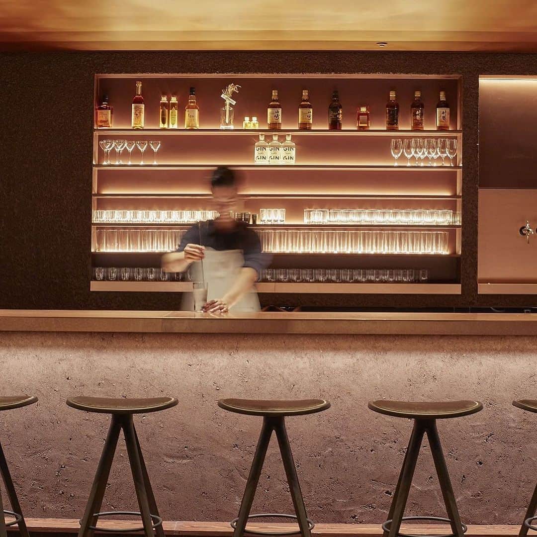ELLE DECOR JAPANさんのインスタグラム写真 - (ELLE DECOR JAPANInstagram)「Tokyo new address at Omotesando.  GYRE was designed by the MVRDV in 2007. In November 2019, the GYRE’s restaurant floor to reopen as “GYRE FOOD” and Tsuyoshi Tane is responsible for the space design. This place is his first restaurant project in Japan. PRE OPEN 2019/11/30 GRAND OPEN 2020/01/10 ・ 表参道GYRE4階レストランフロア「GYRE.FOOD」。 建築家の田根剛さんが手がけたフロア。土、植物、循環。食べ残した食べ物は、テラスのコンポストで土に戻り、ここの緑を育てる。すべてが失われ東京が遺跡になった未来の姿から、田根さんの発想は時を遡って、いまここに至る。全館、土です。 #Repost @ryuko.kida 11月30日よりプレオープン、2020年1月10日グランドオープン予定 ・ ・ #gyrefood #tsuyoshitane #harajuku @tsuyoshi_tane  @ateliertsuyoshi_tanearchitects #tsuyoshitanearchitects #elledecorjapan #エルデコ #表参道 #Gyre #ジャイル #建築 #建築好き #田根剛 #tsuyoshitane #原宿 #harajuku #omotesando #デザイン #デザイン好き #tokyoarchitecture #elledecor」12月3日 13時14分 - elledecorjapan