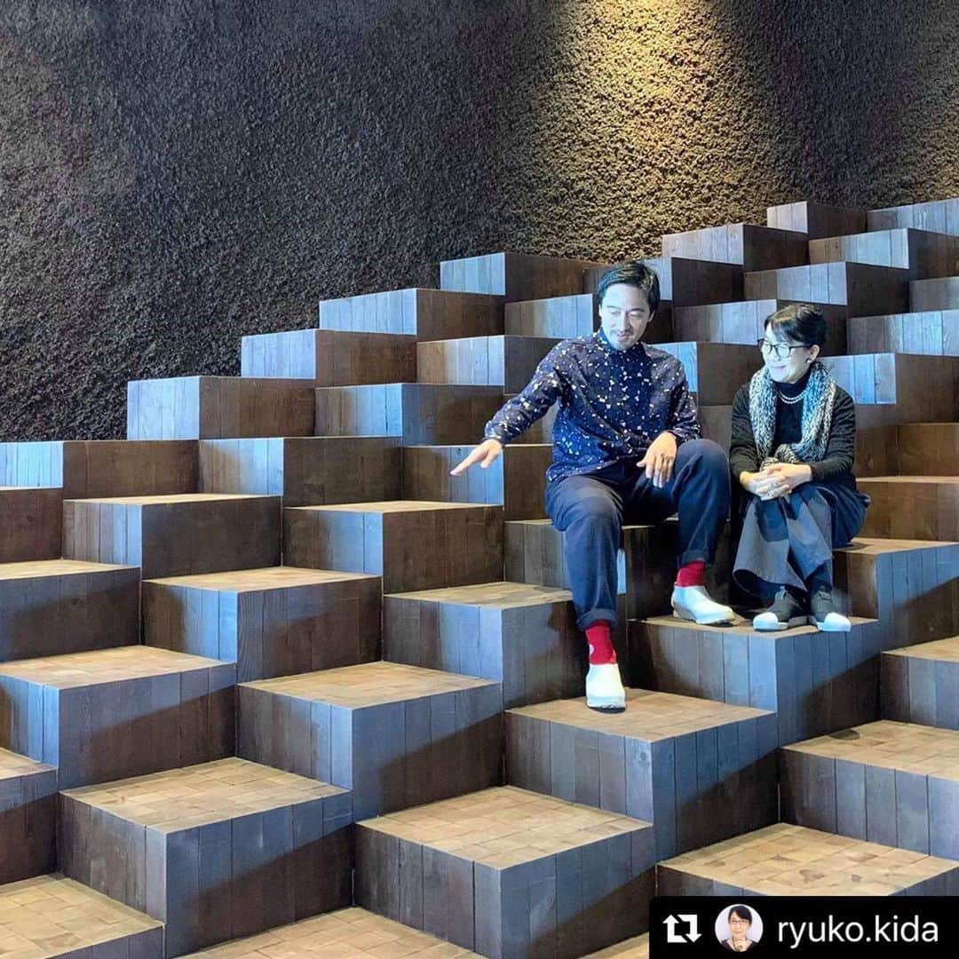 ELLE DECOR JAPANさんのインスタグラム写真 - (ELLE DECOR JAPANInstagram)「Tokyo new address at Omotesando.  GYRE was designed by the MVRDV in 2007. In November 2019, the GYRE’s restaurant floor to reopen as “GYRE FOOD” and Tsuyoshi Tane is responsible for the space design. This place is his first restaurant project in Japan. PRE OPEN 2019/11/30 GRAND OPEN 2020/01/10 ・ 表参道GYRE4階レストランフロア「GYRE.FOOD」。 建築家の田根剛さんが手がけたフロア。土、植物、循環。食べ残した食べ物は、テラスのコンポストで土に戻り、ここの緑を育てる。すべてが失われ東京が遺跡になった未来の姿から、田根さんの発想は時を遡って、いまここに至る。全館、土です。 #Repost @ryuko.kida 11月30日よりプレオープン、2020年1月10日グランドオープン予定 ・ ・ #gyrefood #tsuyoshitane #harajuku @tsuyoshi_tane  @ateliertsuyoshi_tanearchitects #tsuyoshitanearchitects #elledecorjapan #エルデコ #表参道 #Gyre #ジャイル #建築 #建築好き #田根剛 #tsuyoshitane #原宿 #harajuku #omotesando #デザイン #デザイン好き #tokyoarchitecture #elledecor」12月3日 13時14分 - elledecorjapan