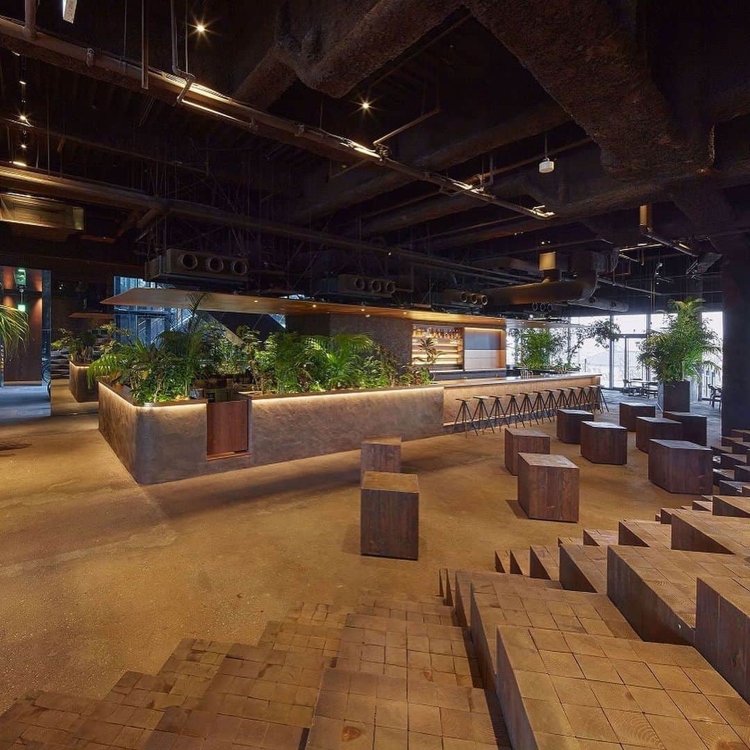 ELLE DECOR JAPANさんのインスタグラム写真 - (ELLE DECOR JAPANInstagram)「Tokyo new address at Omotesando.  GYRE was designed by the MVRDV in 2007. In November 2019, the GYRE’s restaurant floor to reopen as “GYRE FOOD” and Tsuyoshi Tane is responsible for the space design. This place is his first restaurant project in Japan. PRE OPEN 2019/11/30 GRAND OPEN 2020/01/10 ・ 表参道GYRE4階レストランフロア「GYRE.FOOD」。 建築家の田根剛さんが手がけたフロア。土、植物、循環。食べ残した食べ物は、テラスのコンポストで土に戻り、ここの緑を育てる。すべてが失われ東京が遺跡になった未来の姿から、田根さんの発想は時を遡って、いまここに至る。全館、土です。 #Repost @ryuko.kida 11月30日よりプレオープン、2020年1月10日グランドオープン予定 ・ ・ #gyrefood #tsuyoshitane #harajuku @tsuyoshi_tane  @ateliertsuyoshi_tanearchitects #tsuyoshitanearchitects #elledecorjapan #エルデコ #表参道 #Gyre #ジャイル #建築 #建築好き #田根剛 #tsuyoshitane #原宿 #harajuku #omotesando #デザイン #デザイン好き #tokyoarchitecture #elledecor」12月3日 13時14分 - elledecorjapan