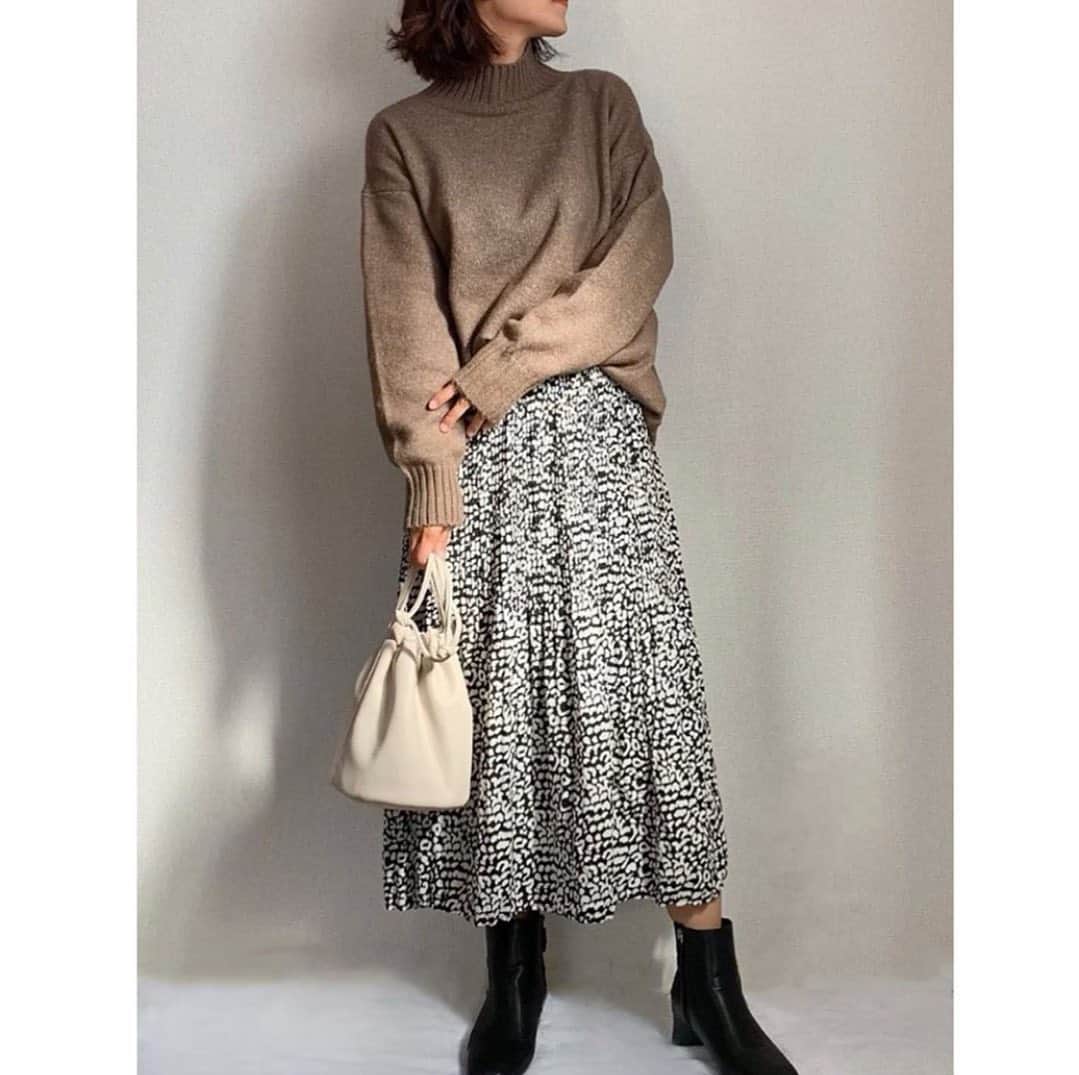 GU(ジーユー) さんのインスタグラム写真 - (GU(ジーユー) Instagram)「オーバーサイズハイネックニットチュニックコーデをPick up！やわらかなスポンジニットは、伸縮性があって着心地抜群✨女性らしいスカートと、合わせやすいシンプルニットが相性抜群👍とっても素敵ですね😘ハイネックも詰まりすぎず、程よくて楽ちんです👏緩やかなスタイルが、今どきの着こなしにぴったりです🙌﻿ 是非、チェックしてみてくださいね💁‍♀️💕﻿ ————————————﻿ ☑オーバーサイズハイネックニットチュニック(長袖)﻿ ¥1,990＋税（通常価格）﻿ 品番:318672﻿ ————————————﻿ Pick Up Post﻿ @chi_ka_12.23 さん、ステキな投稿ありがとうございます😊﻿ #GU #GUstyle #YOURFREEDOM #gu_for_all #GUKorea #GUHK #GUTAIWAN #ジーユー #ジーユーコーデ #GUコーデ #ジユジョ #オーバーサイズハイネックニットチュニック #大人カジュアル #カジュアル #大人女子 #着回しコーデ #シンプルコーデ #冬コーデ #デイリーコーデ #大人コーデ #お出かけコーデ #ニット #チュニック」12月3日 13時15分 - gu_for_all_
