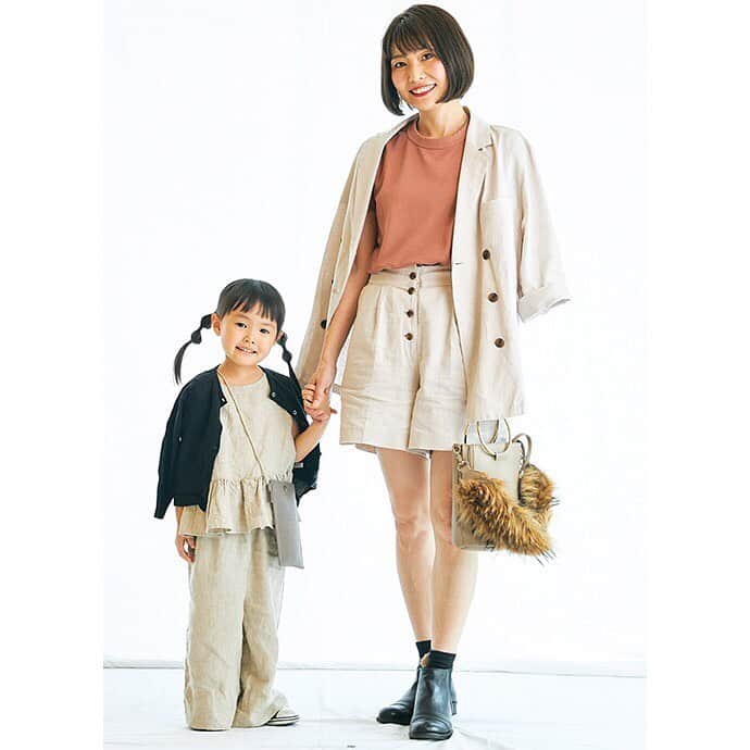 ハグマグ編集部さんのインスタグラム写真 - (ハグマグ編集部Instagram)「【HugMug #SNAP】  須永 智奈都さん＆ちさきちゃん・4歳 . アイボリーのセットアップに、ママはくすみピンク、キッズはブラックを挿してメリハリをオン。バッグのファーが季節感もUP！ . ［mama］ Set-up：#milaowen T-shirt：#uniqlo Boot：#rosebud Earring：#3coins Bag：#moderobe . ［kids］ Set-up：#urbanreseachdoors	 Cardigan：#hm Sneakers：#converse . . 詳しいコーディネートは、プロフィールから「mercidays by HugMug」をCHECK！ . #親子スナップ #hugmug#ハグマグ #親子雑誌 #ママ雑誌#mamacofashionsnap #ママファッション #ママコーデ #ママコーディネート #親子コーデ #おやこーで #リンクコーデ #親子リンクコーデ #大人カジュアル #kidsfashion #キッズコーデ」12月3日 13時16分 - hugmug_insta