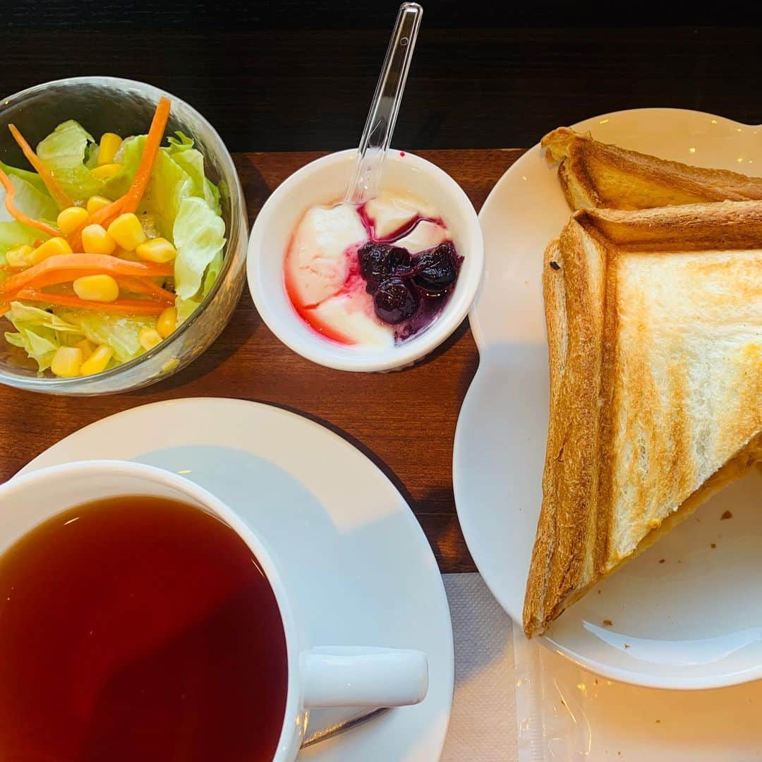 一条もんこさんのインスタグラム写真 - (一条もんこInstagram)「高知県に来ています。  駅前の『アイスカフェ』さんにてカレーチーズホットサンドのモーニング。¥580。 とろとろ熱々、スパイシーです。 朝から素敵な笑顔の店員さん。朗らかな気持ちになります。 高知県の人はみんないい人だし何を食べても美味しいし、空気もきれい。大好きな地になりました。 #カレー#curry#高知県#高知駅#カフェ#モーニング#カレーチーズホットサンド#アイスカフェ#駅前#スパイシー#楽しい高知#寝ぼけながらカレー#カレー探し#一条もんこ」12月3日 13時19分 - monko1215